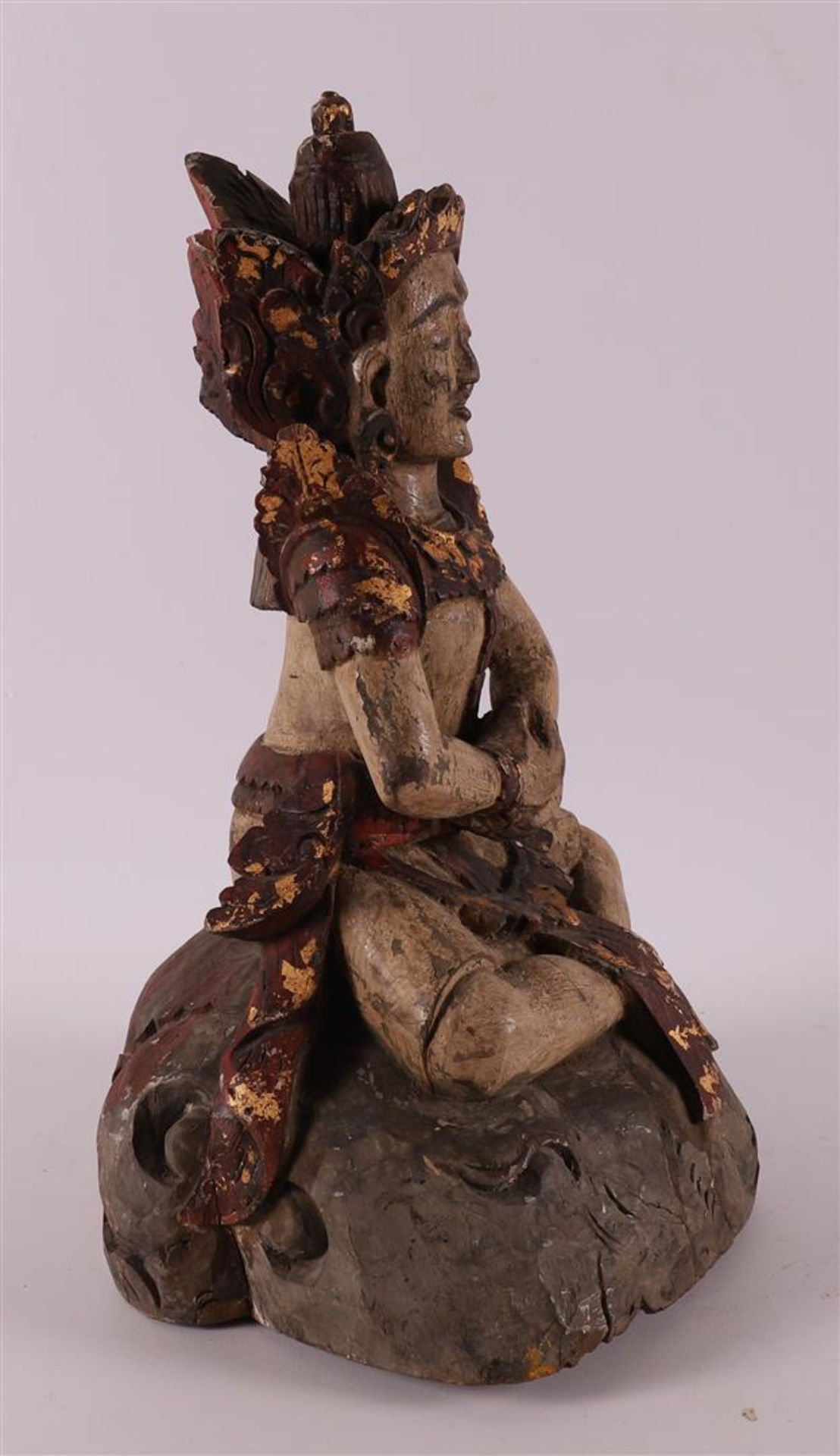 A carved wooden temple statue of a seated man, Indonesia, 19th/20th century - Bild 3 aus 4