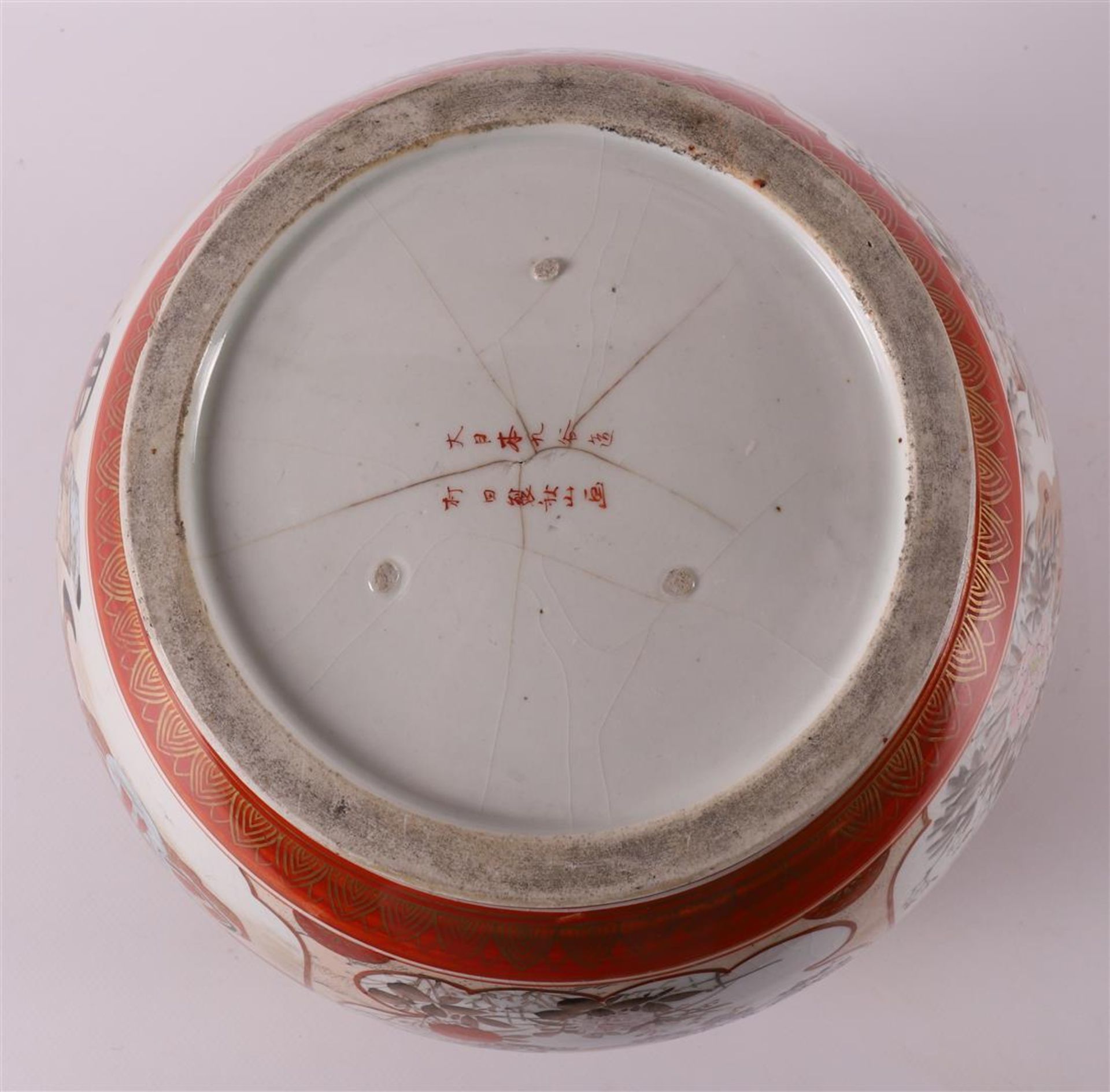 A kutani porcelain cache pot on a loose base, Japan, Meiji, around 1900. - Bild 6 aus 6