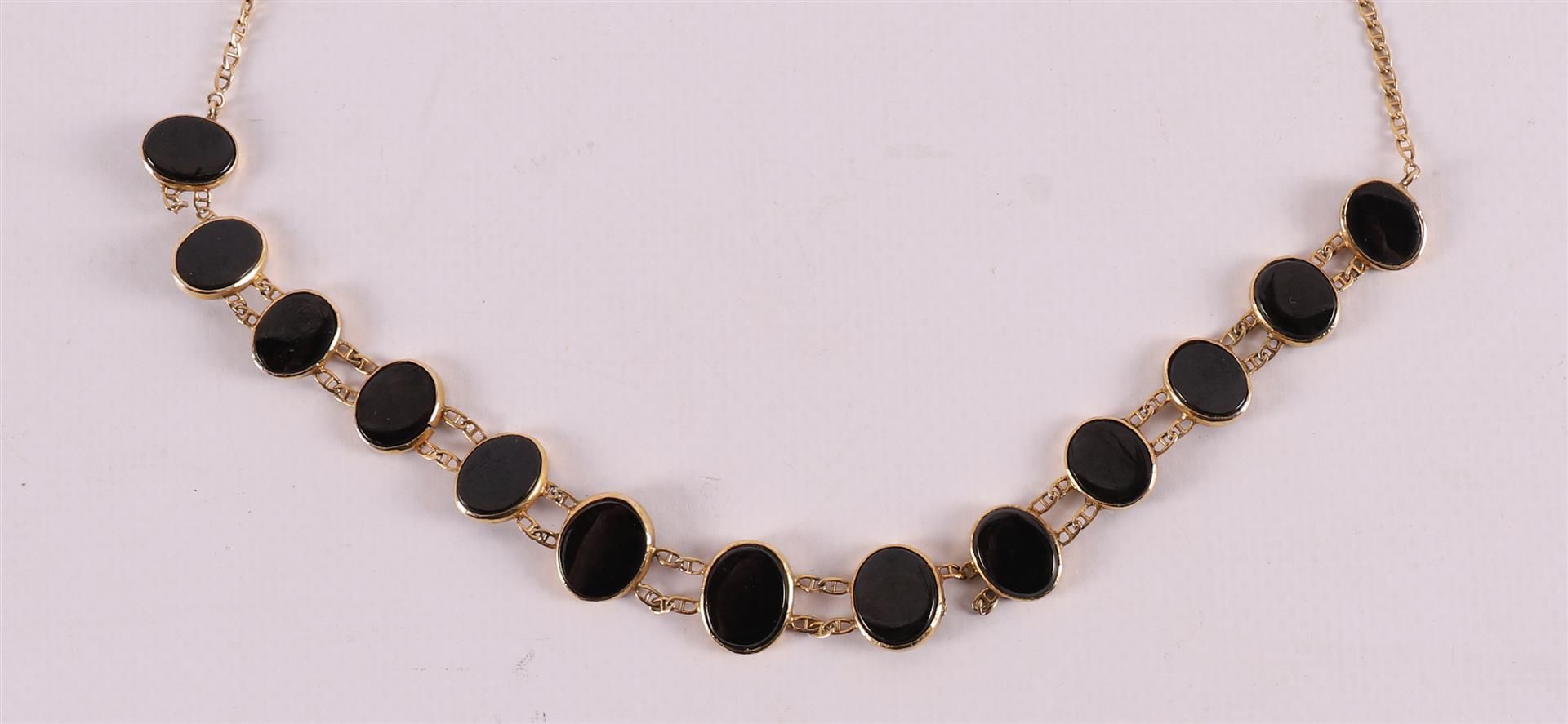 A 14 kt 585/1000 gold necklace with 13 medallions with onyx. - Image 2 of 3