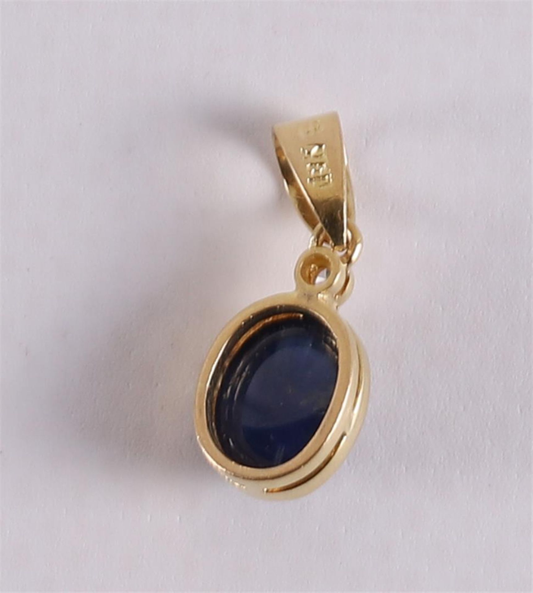 An 18 kt gold pendant with a cabochon cut blue sapphire and a brilliant cut diam - Bild 2 aus 2