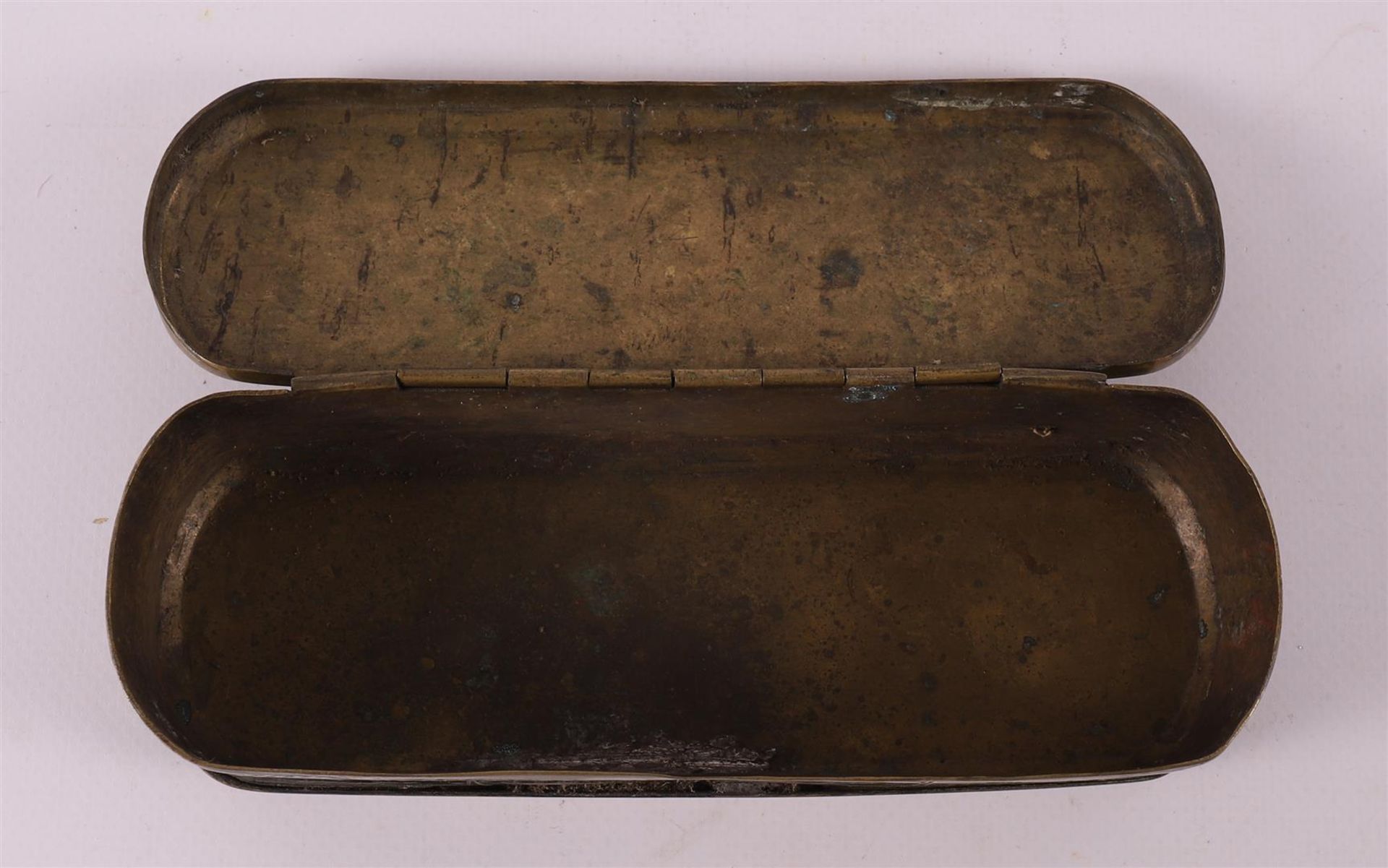 Two various brass tobacco boxes, 18th century. - Bild 7 aus 8