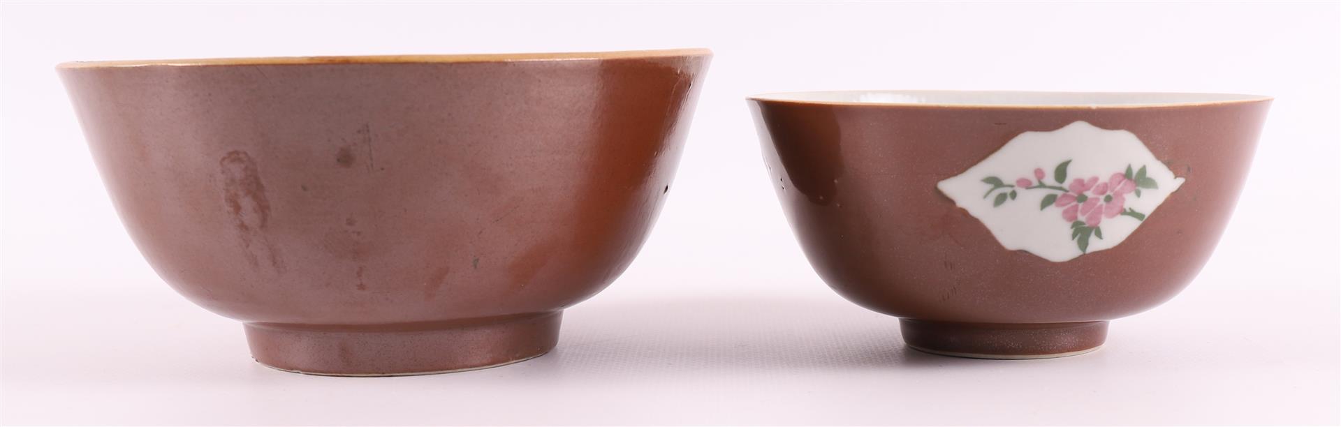 A porcelain Batavia porcelain bowl on stand ring, China, Qiainlong, 18th C. - Image 2 of 8