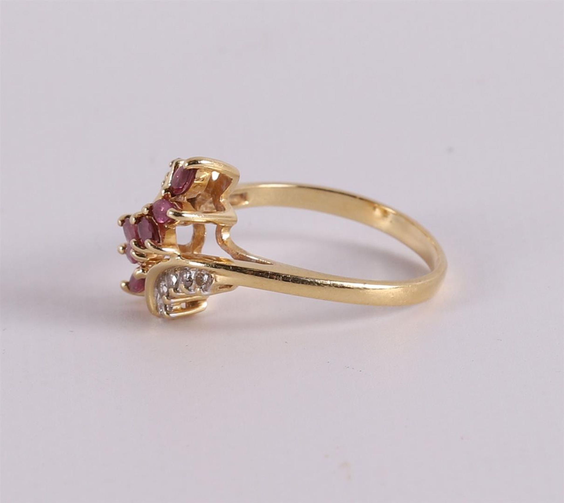 An 18 kt gold fantasy ring with 6 marquise cut rubies - Bild 2 aus 3