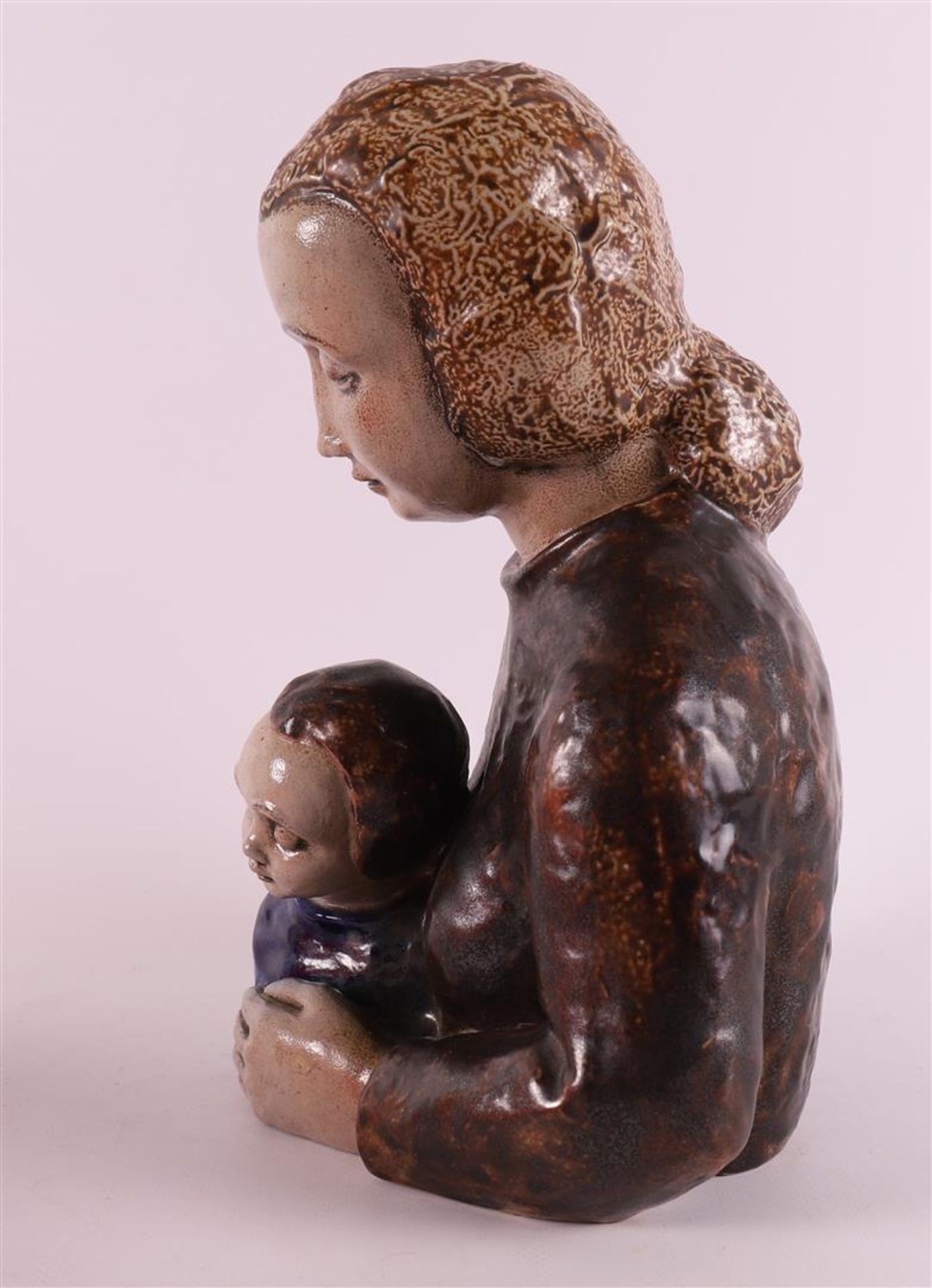 A ceramic sculpture of mother with child, signed: Elfriede Balzar-Kopp, - Bild 2 aus 5