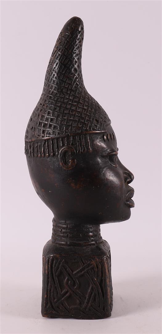 A brown patinated bronze bust of a mother, Benin style, 20th century. - Bild 4 aus 4