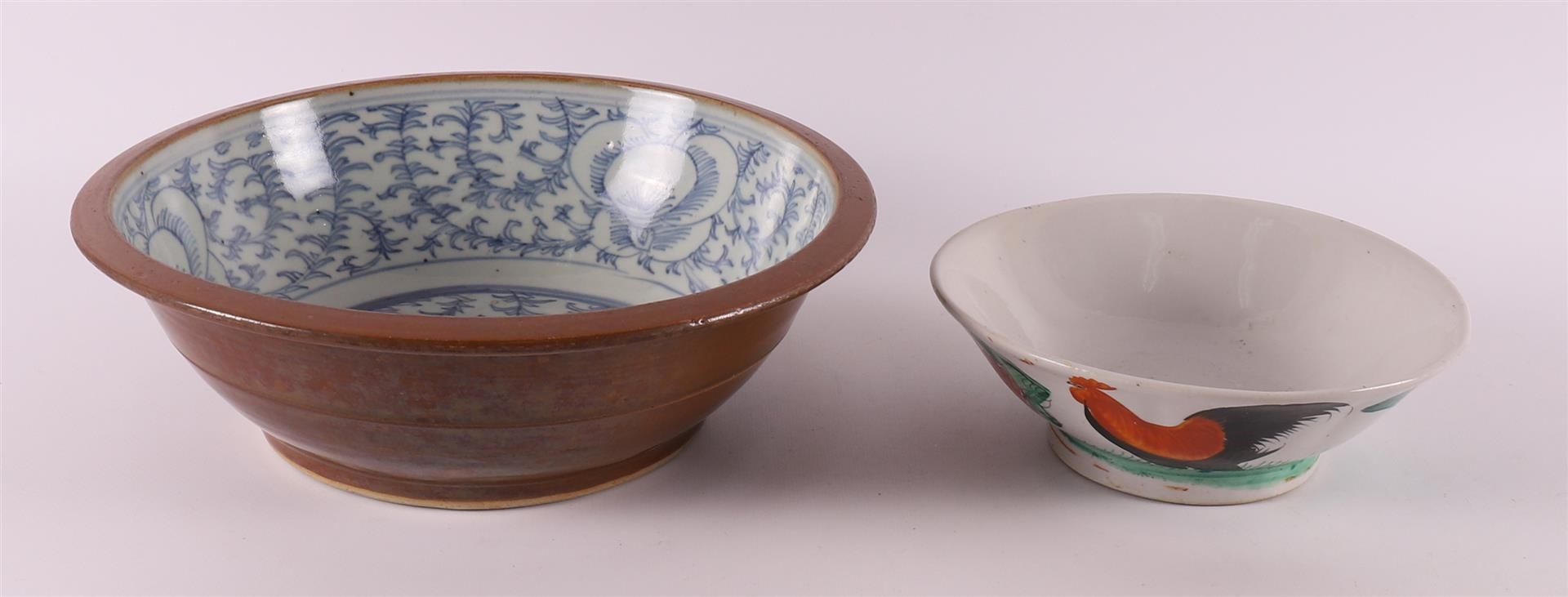 A blue/white and capucine porcelain bowl, China around 1900.