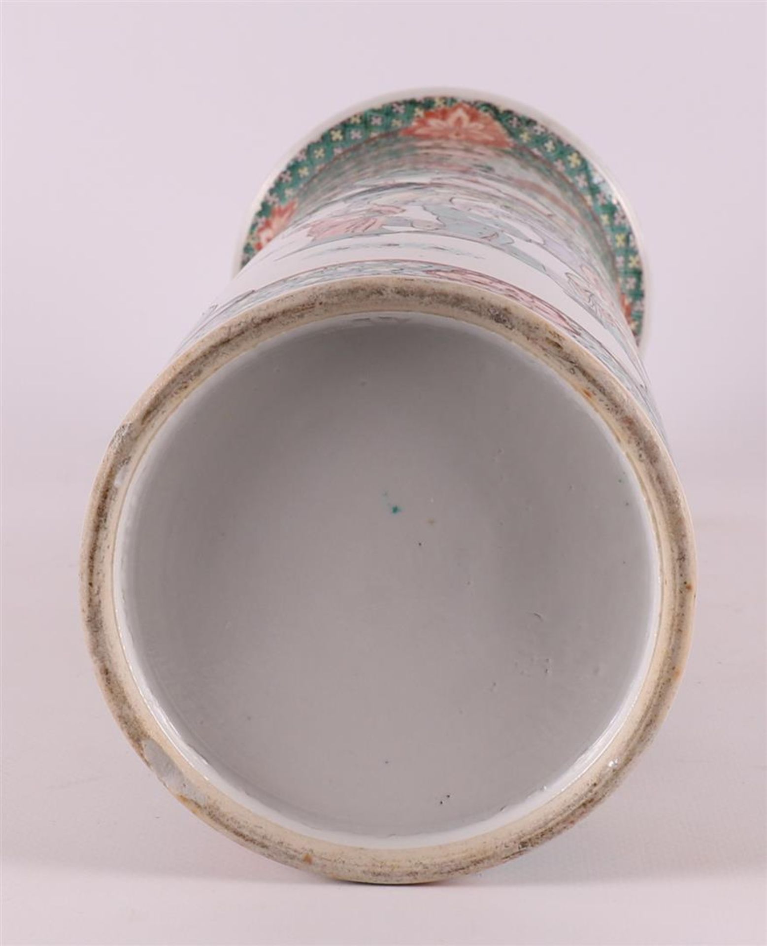 A cylindrical porcelain famille verte vase, China, circa 1900. - Image 8 of 8