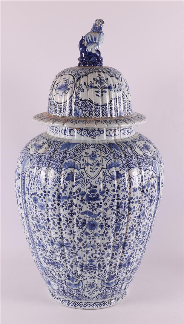 A Delft earthenware vase with lid, 19th/20th century. - Image 5 of 10