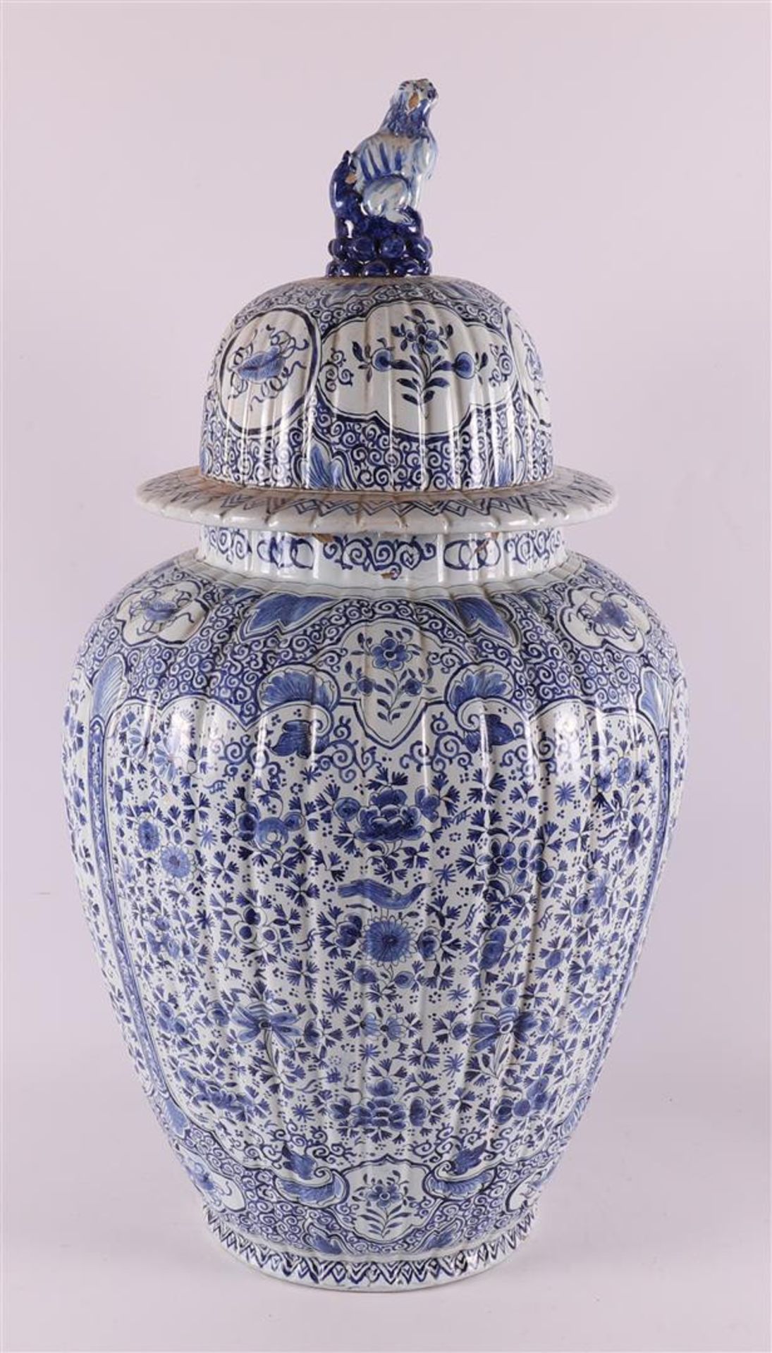 A Delft earthenware vase with lid, 19th/20th century. - Bild 5 aus 10