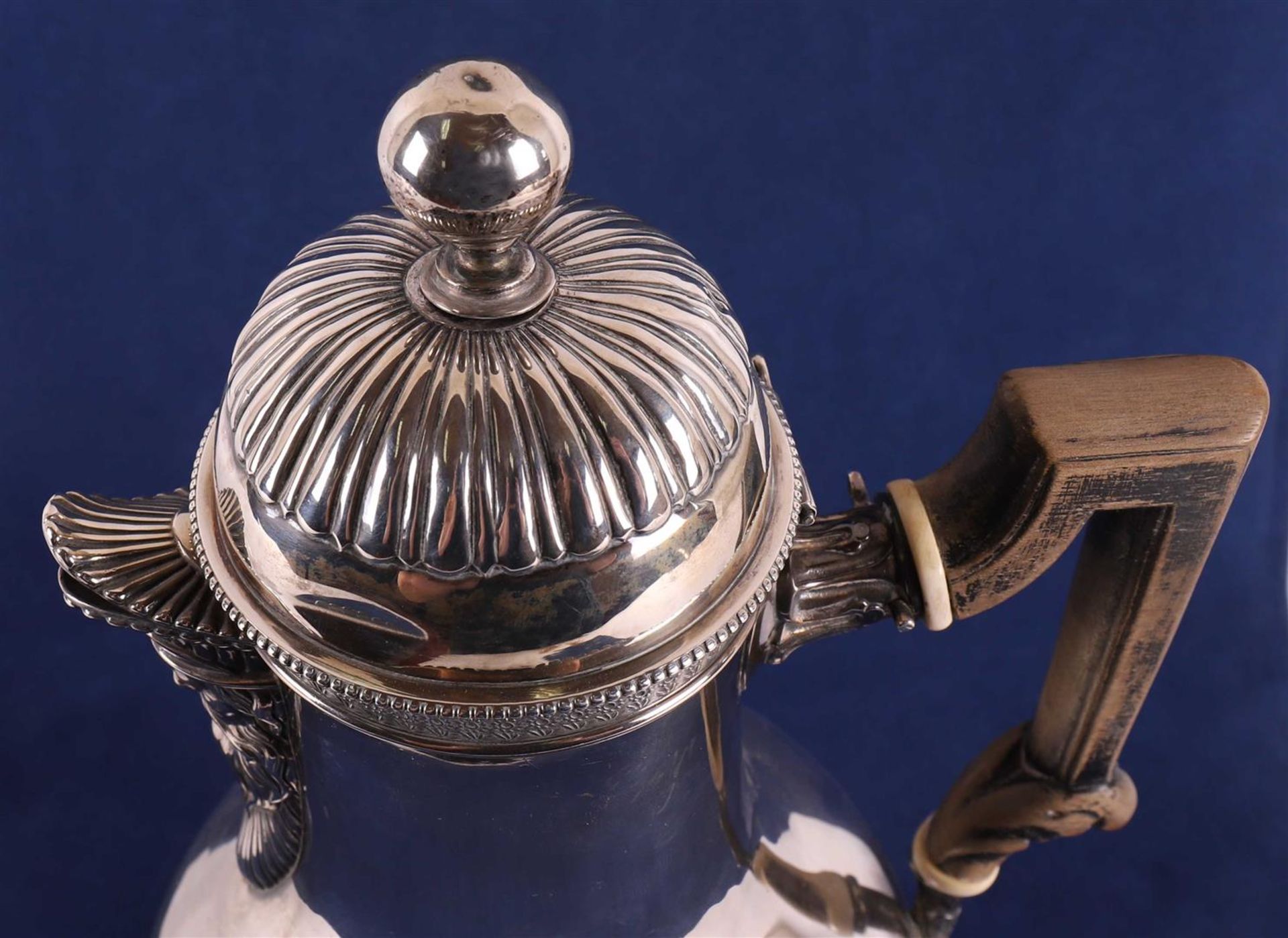 A baluster-shaped silver coffee lid jug, France, 2nd half of the 18th century. - Bild 7 aus 11