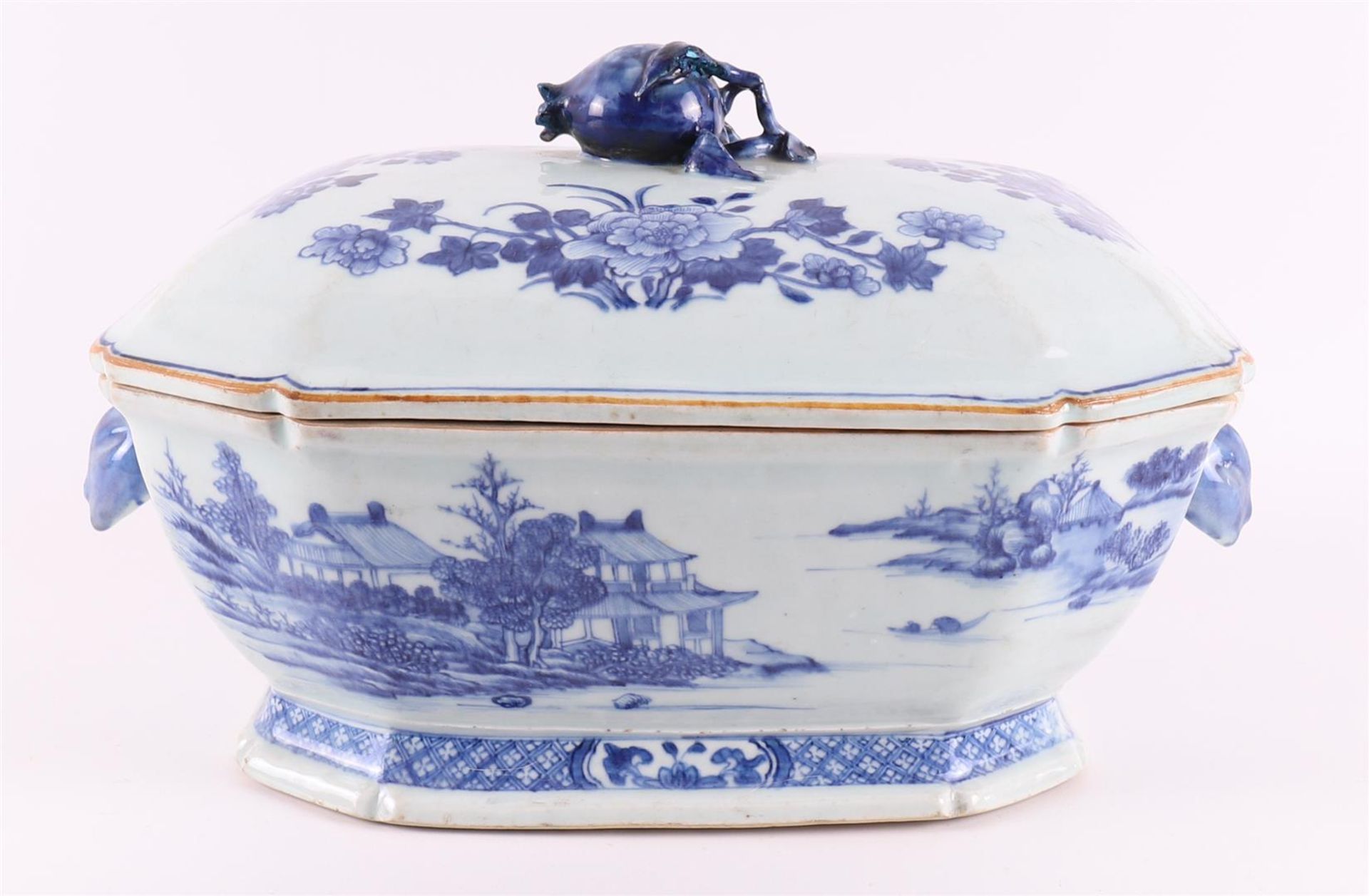 A blue/white porcelain tureen, China, Qianlong, 18th century. - Bild 3 aus 12