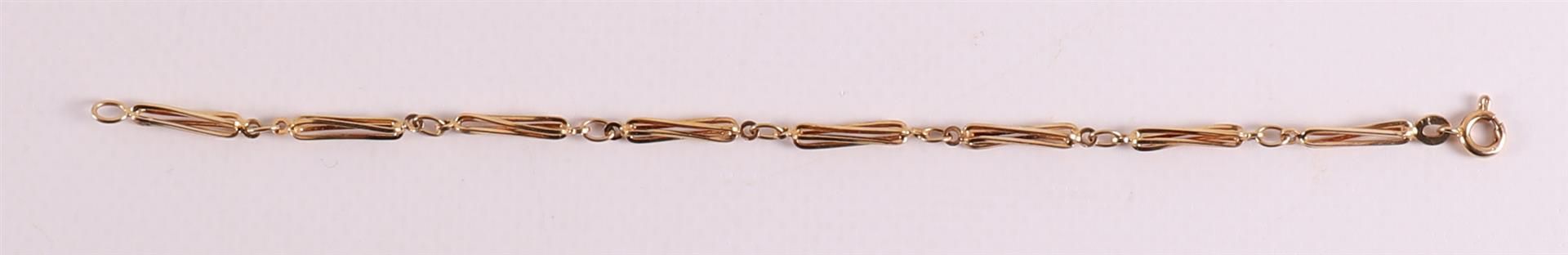 An 18 kt 750/1000 gold bracelet with twisted link. - Bild 2 aus 2