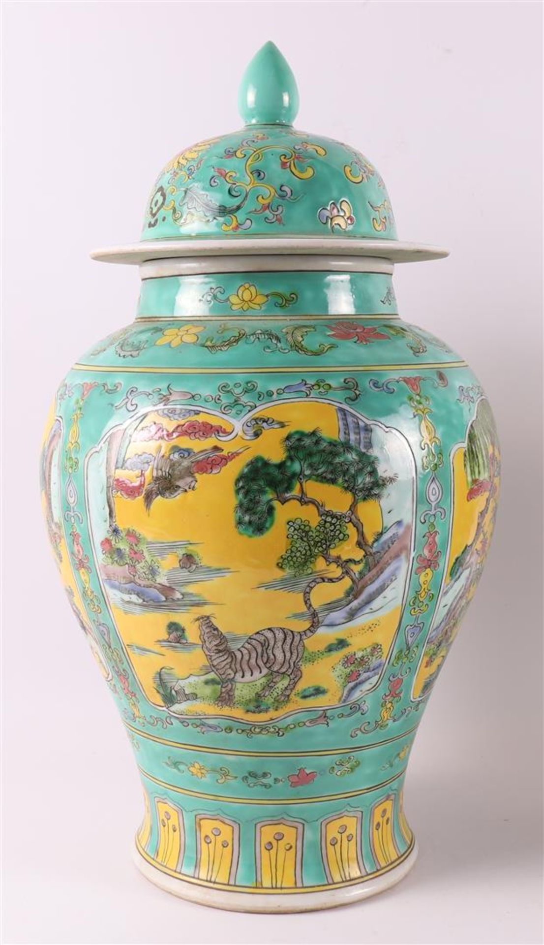 A pair of verte and jaune glazed lidded vases, China, around 1900. - Bild 3 aus 17