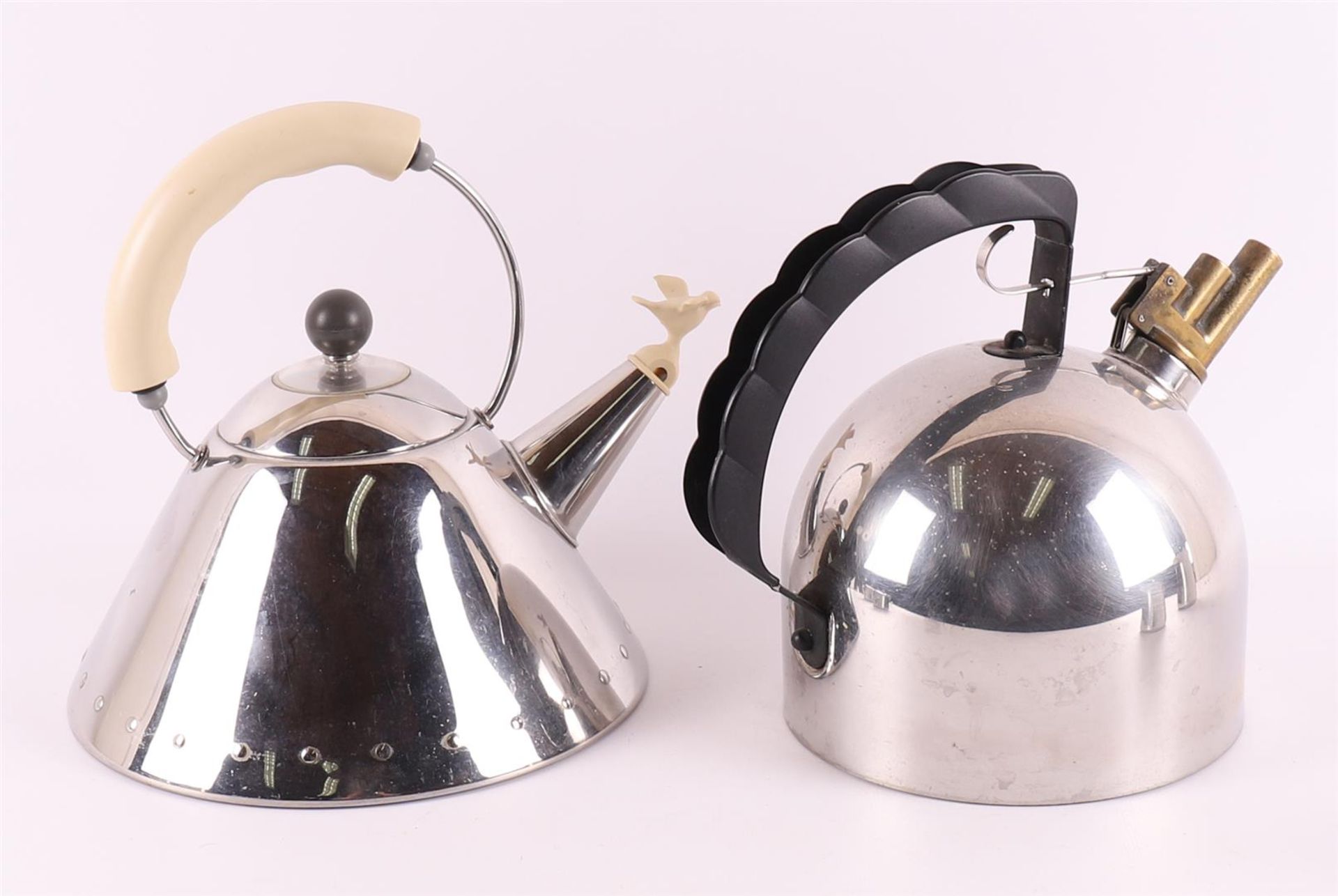 A lot of diverse Alessi, consisting of: whistling kettles and milk and sugar set - Image 2 of 8