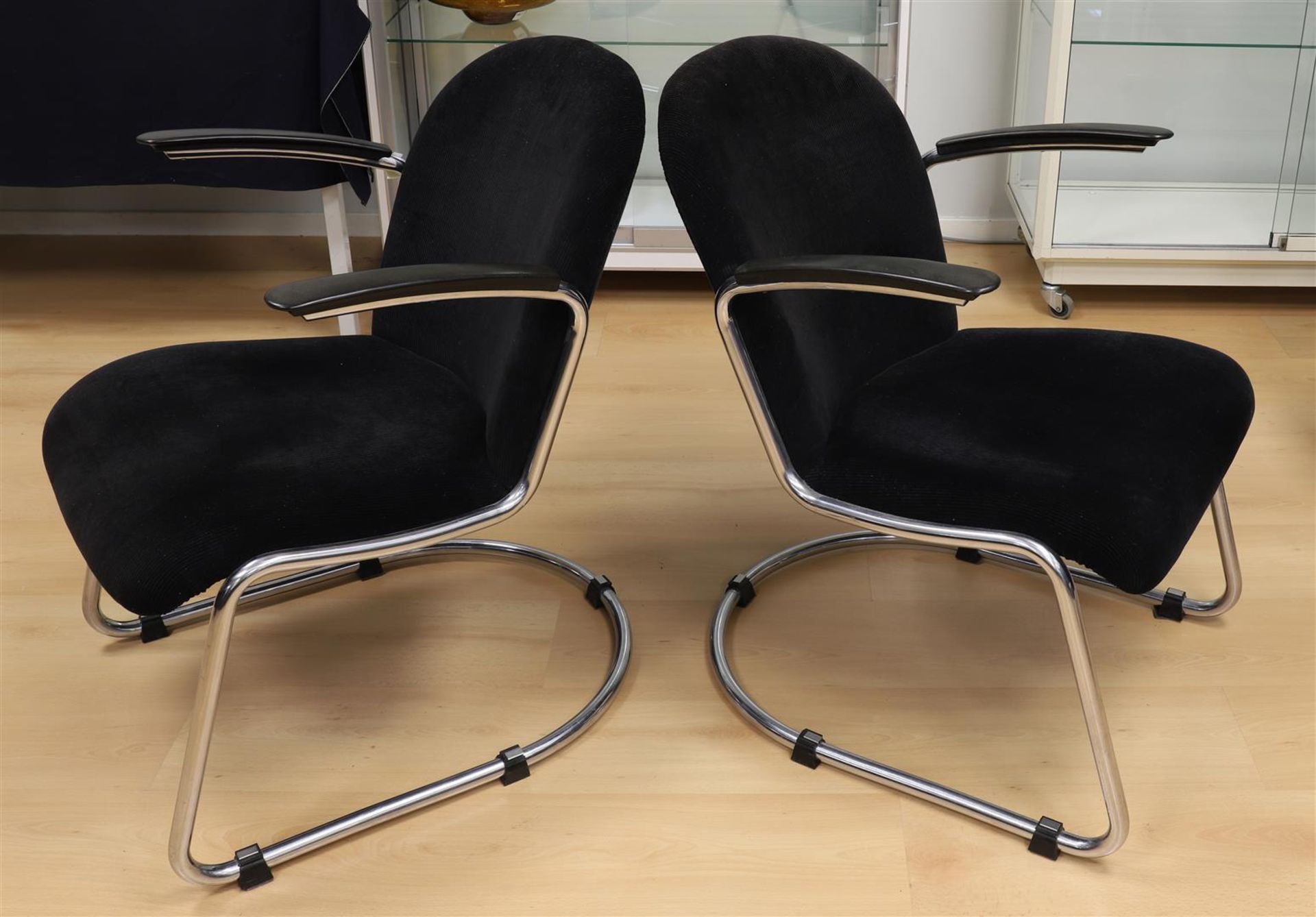 A pair of 413 RH cantilever tubular chairs, design: W.H. Gispen - Image 2 of 2