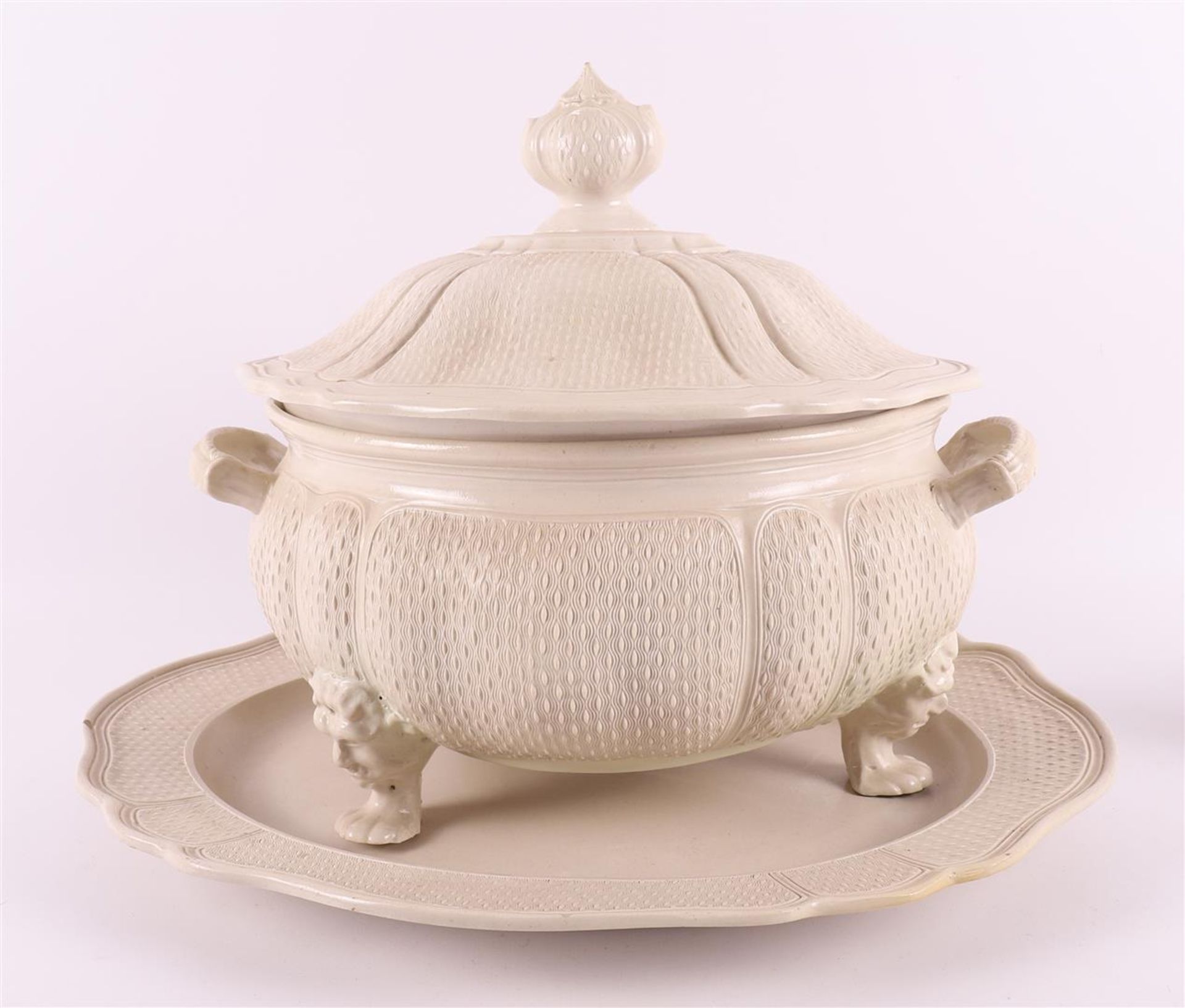 A creamware terrine on saucer, England 19th century. - Bild 2 aus 18