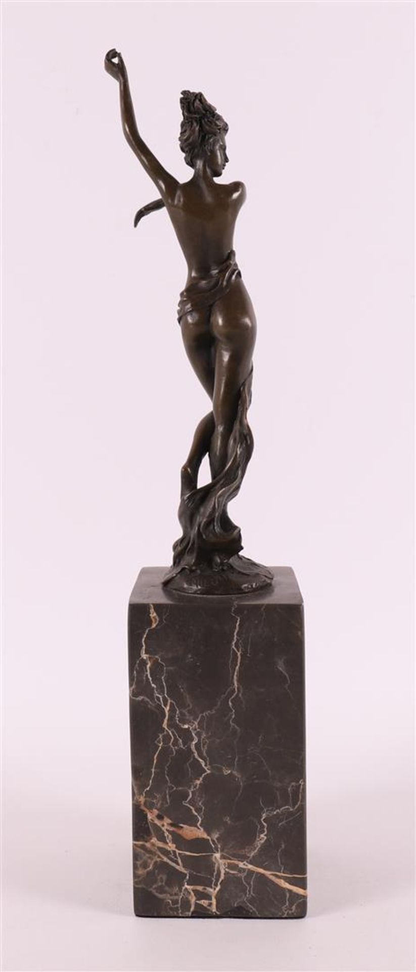 A brown patinated bronze female nude sculpture, after an antique example, - Image 3 of 6