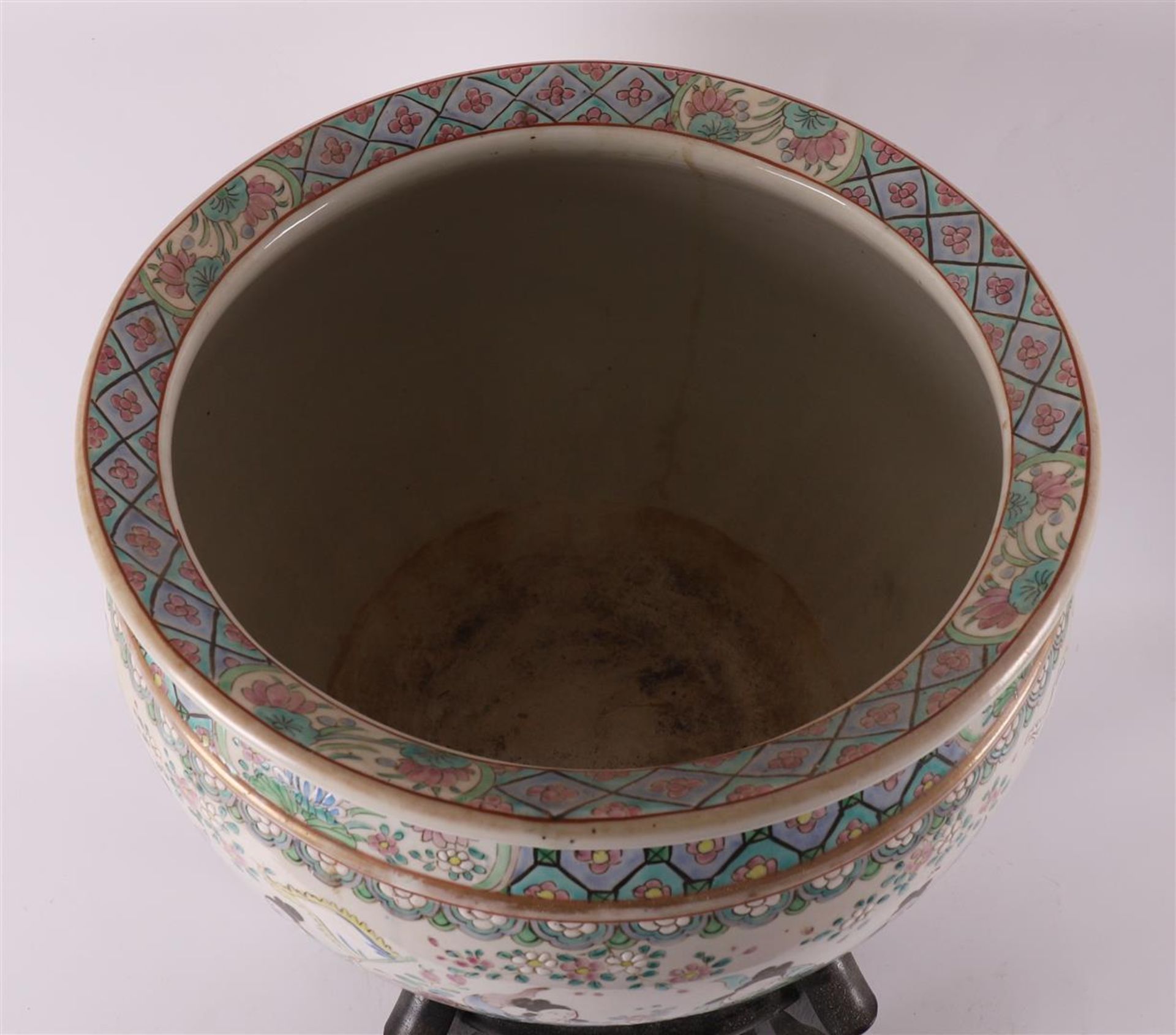 A porcelain cachepot or fishbowl on a loose wooden base, China, 20th century. - Image 5 of 7