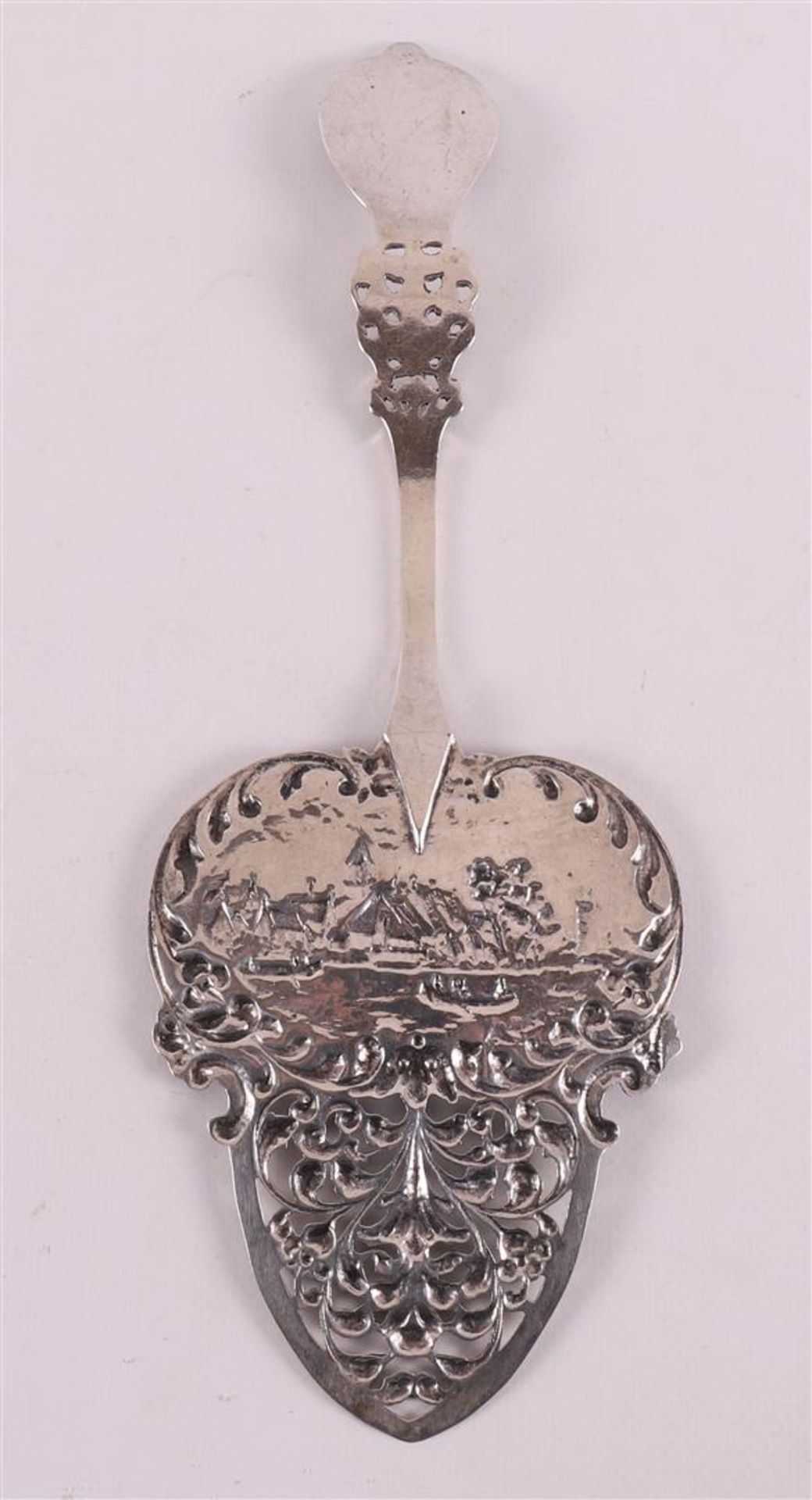 A second grade 835/1000 silver decorative spoon with a Dutch scene. - Bild 4 aus 4