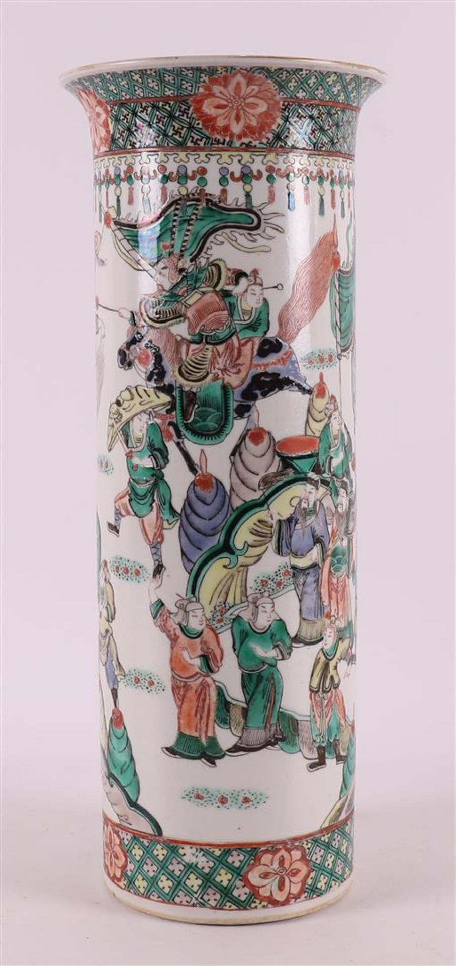 A cylindrical porcelain famille verte vase, China, circa 1900. - Bild 4 aus 8