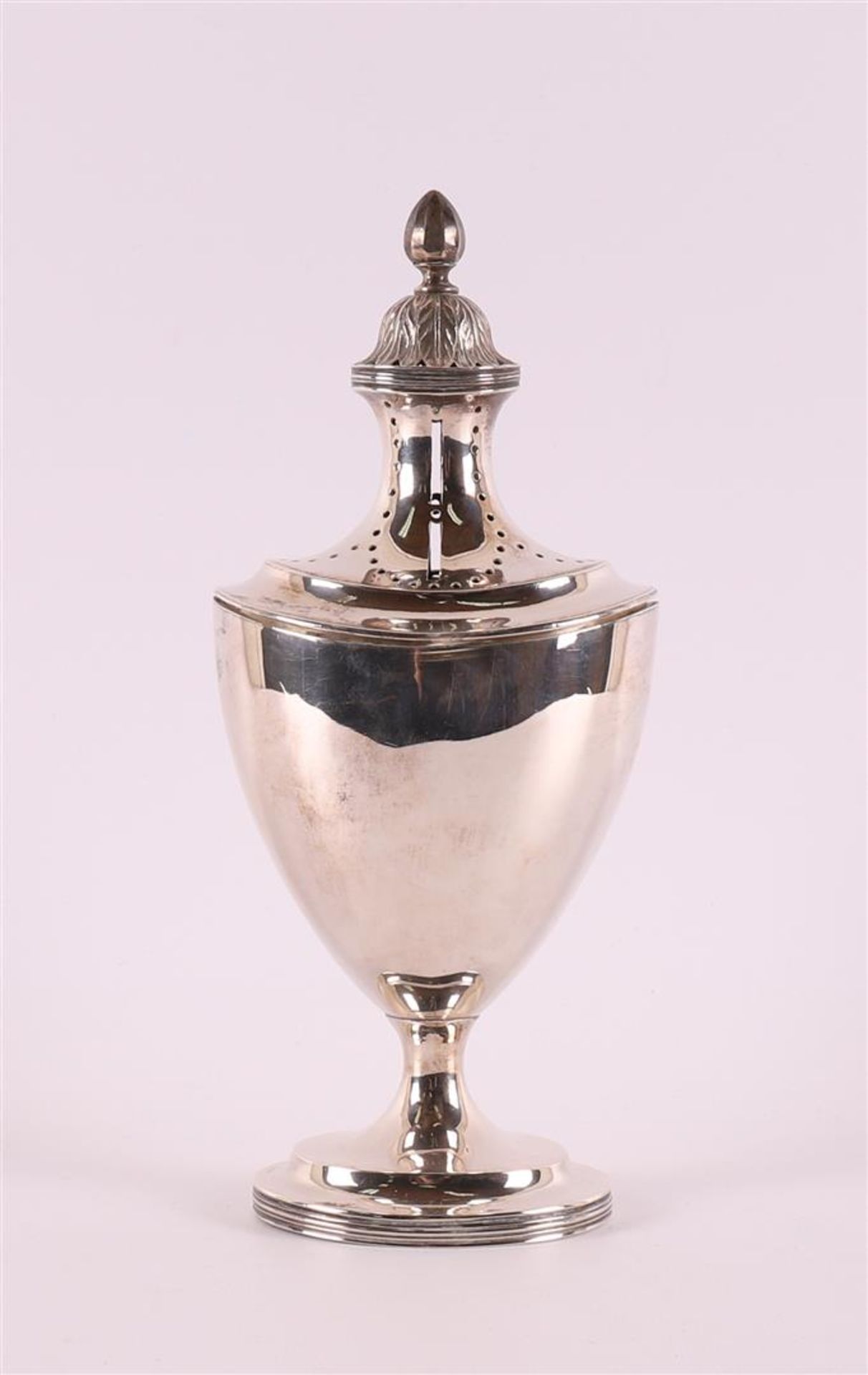 A silver Empire boat-shaped spreader on a profile base with double fillet, - Bild 2 aus 5