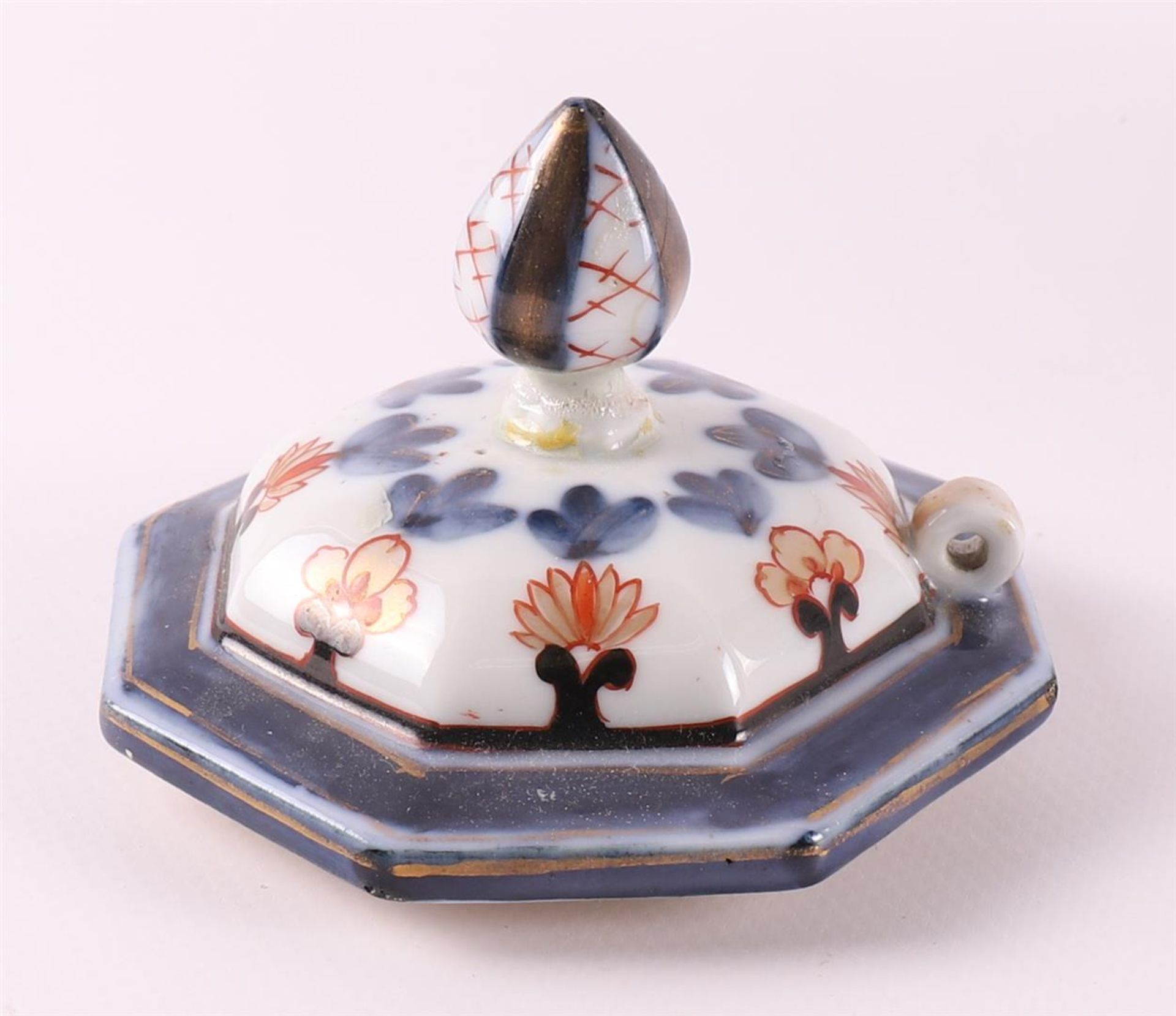 A porcelain coffee/tap jug with Chinoise decor, France, Samson, 19th century. - Image 6 of 10