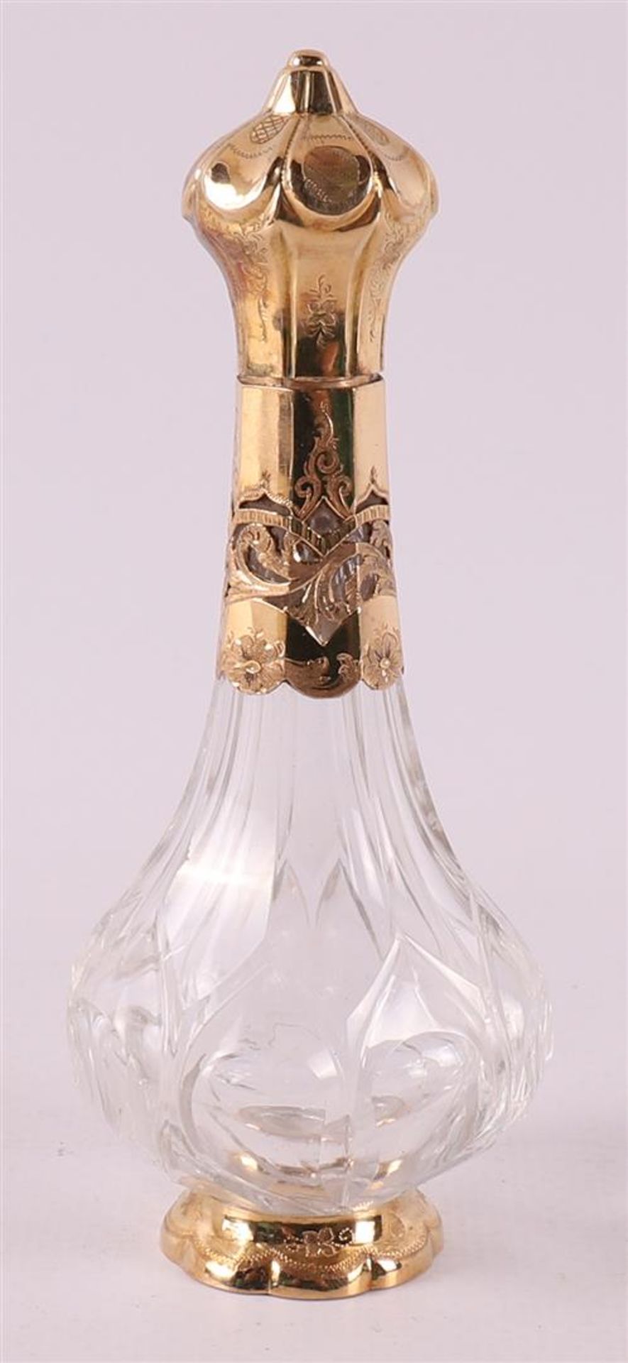 A clear crystal odor flask with gold lid and frame, 19th century. - Image 2 of 7