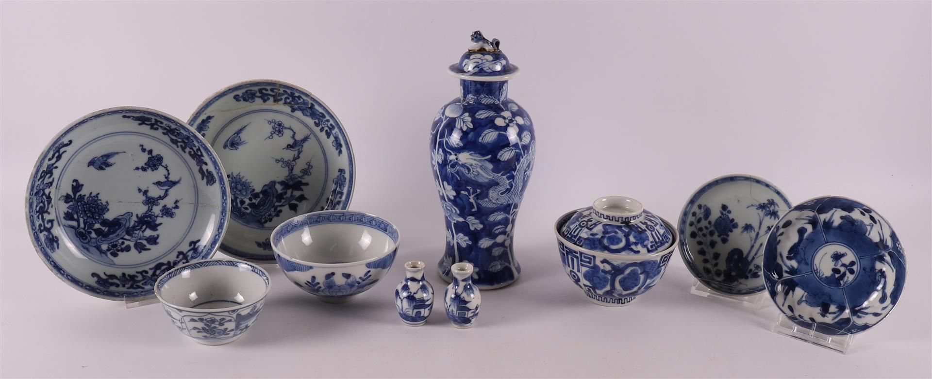 A lot of various blue/white porcelain, China/Japan, including 18th century.