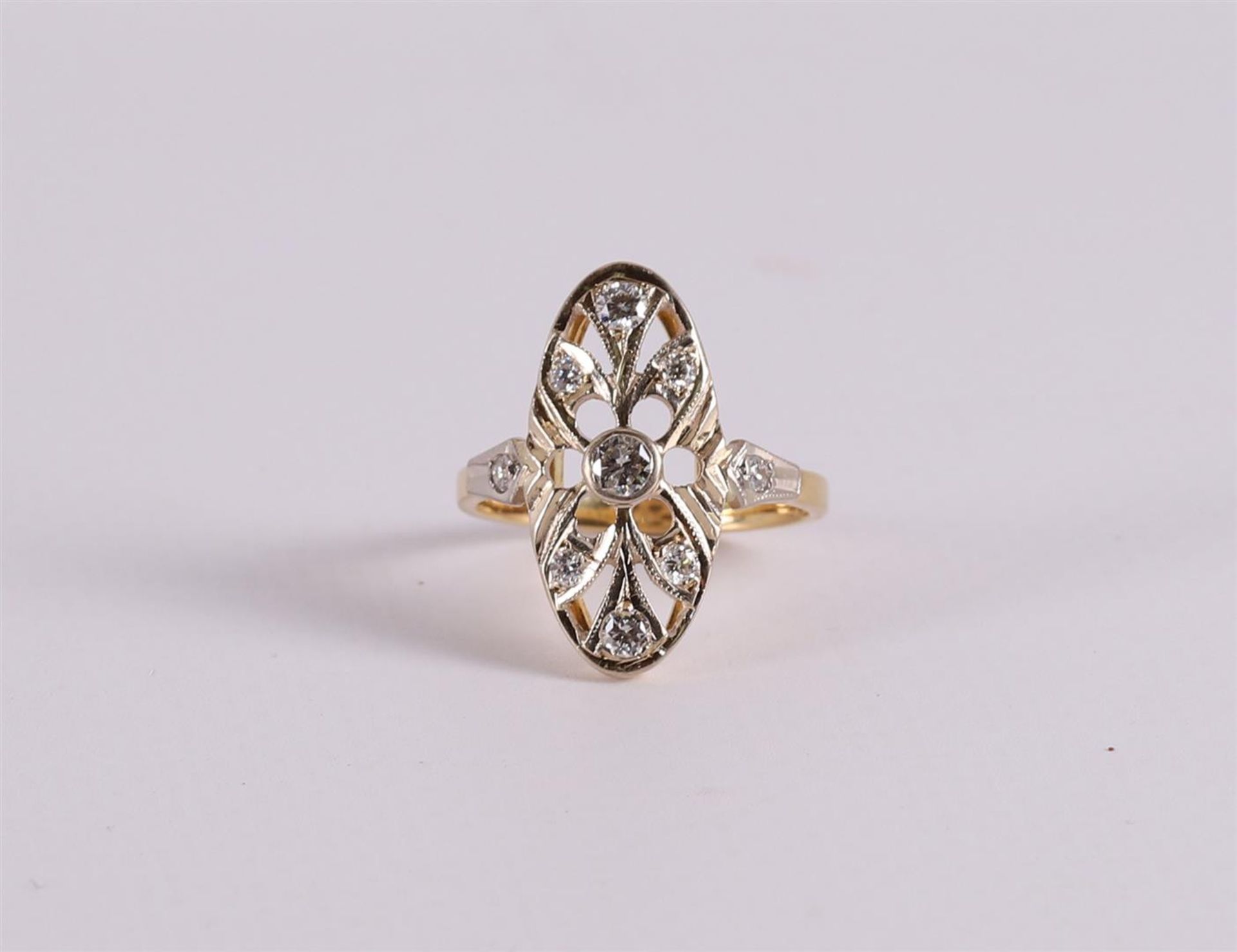 An oval 18 kt 750/1000 gold ring with 9 diamonds.