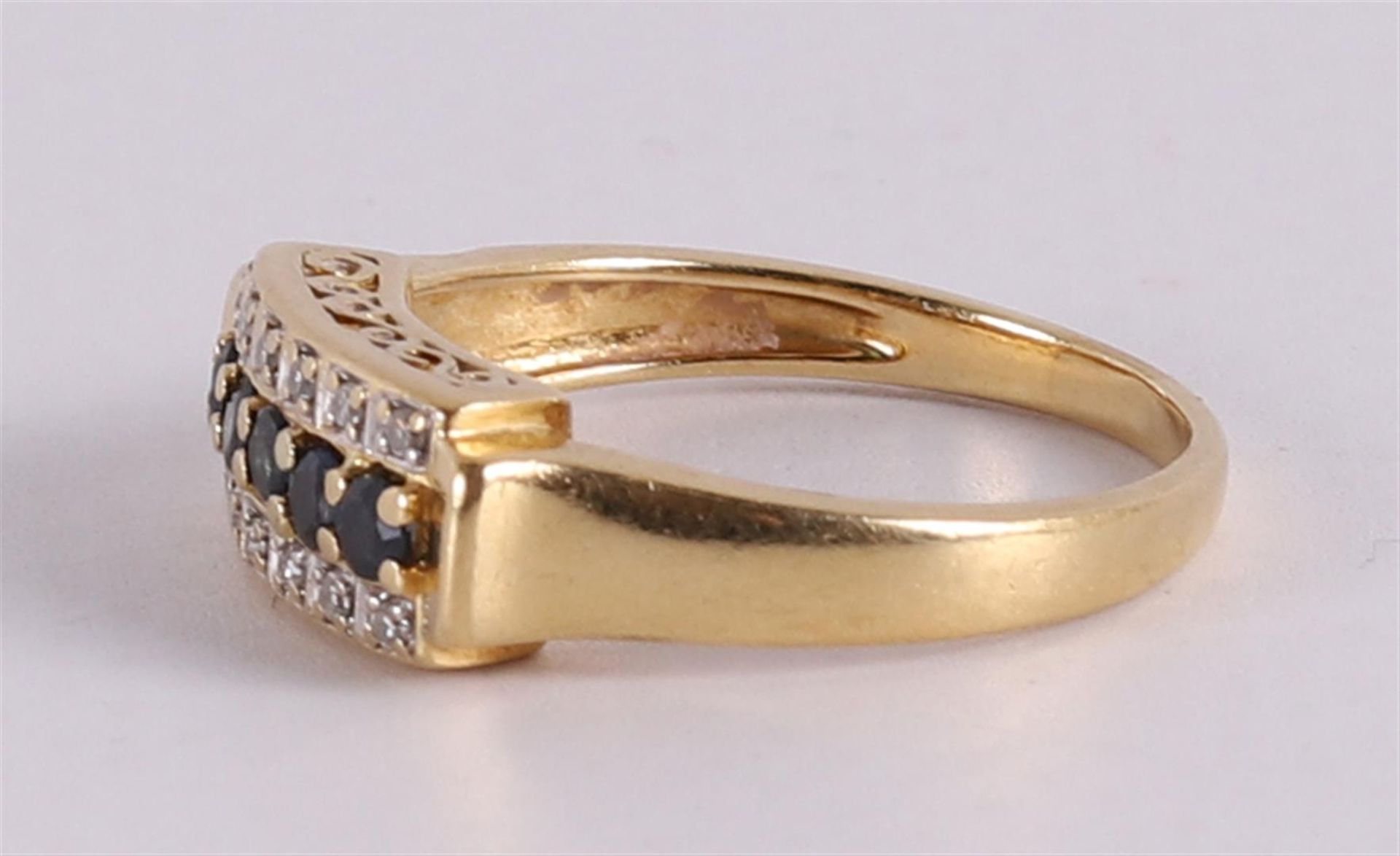 An 18 kt 750/1000 gold ring with 5 blue sapphires and 12 diamonds - Image 2 of 2