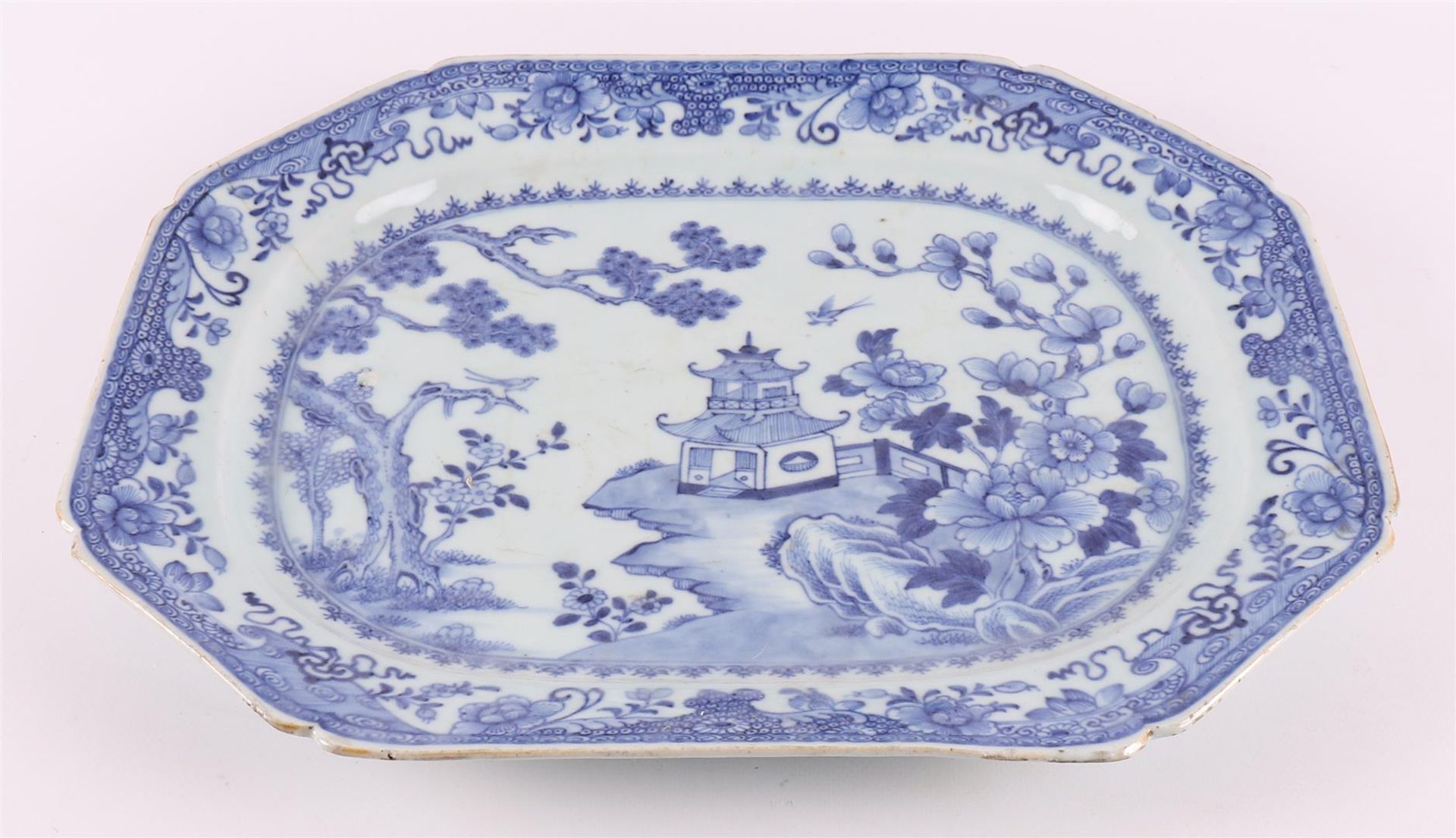 A blue/white porcelain assiette, China, Qianlong, 2nd half 18th century.