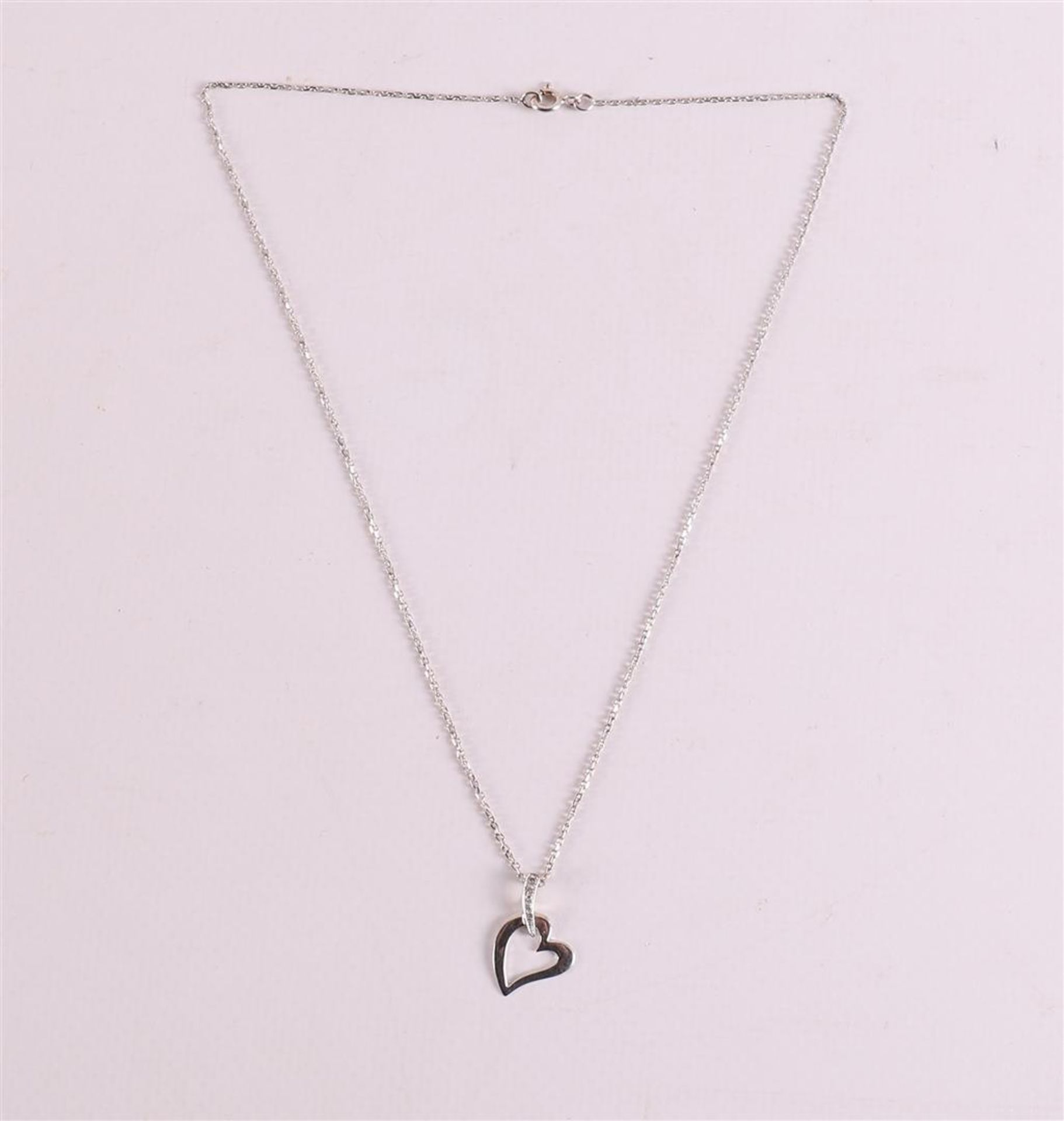 An 18 kt gold anchor necklace and heart-shaped pendant with 5 diamonds.