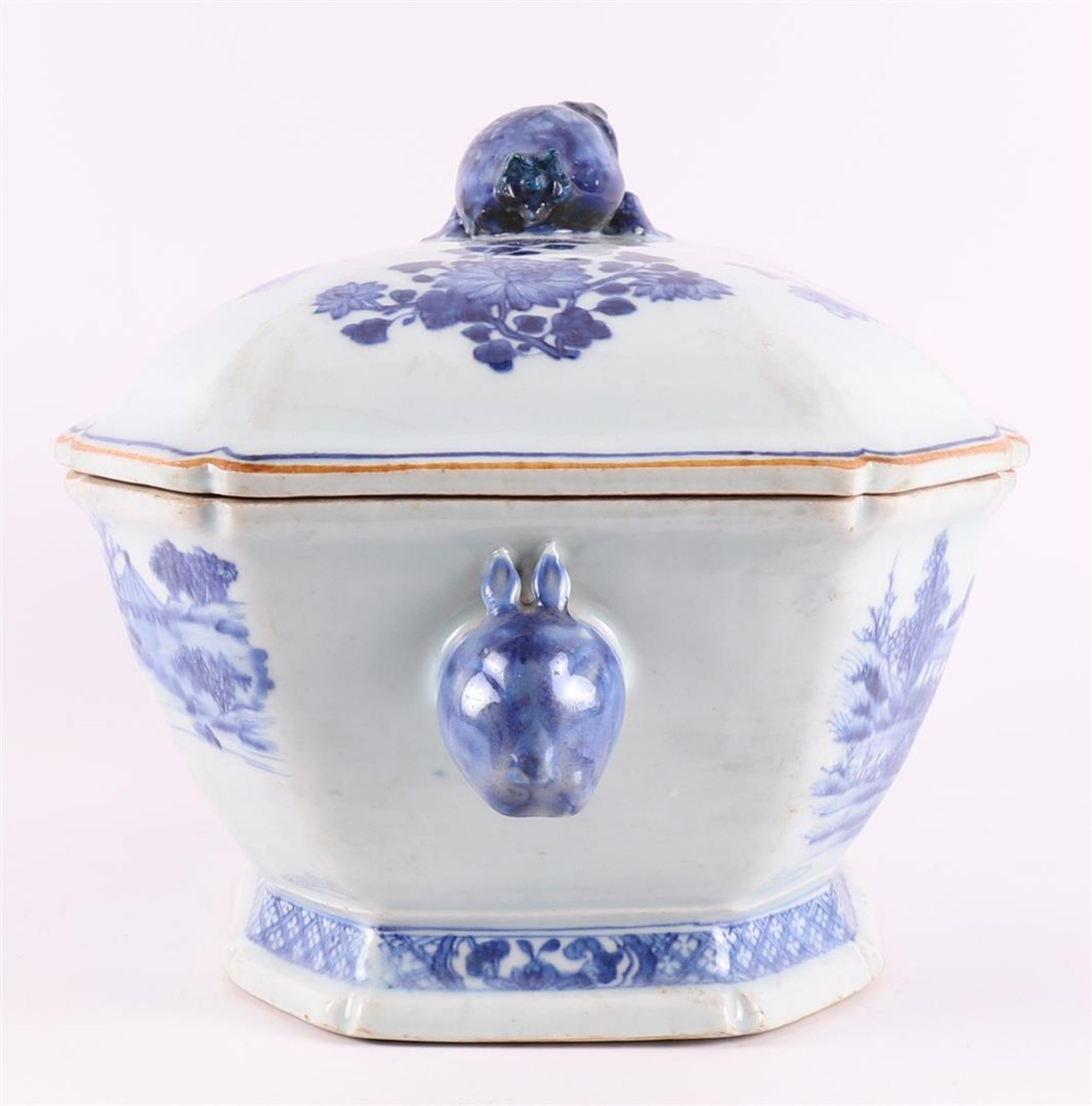 A blue/white porcelain tureen, China, Qianlong, 18th century. - Image 8 of 12