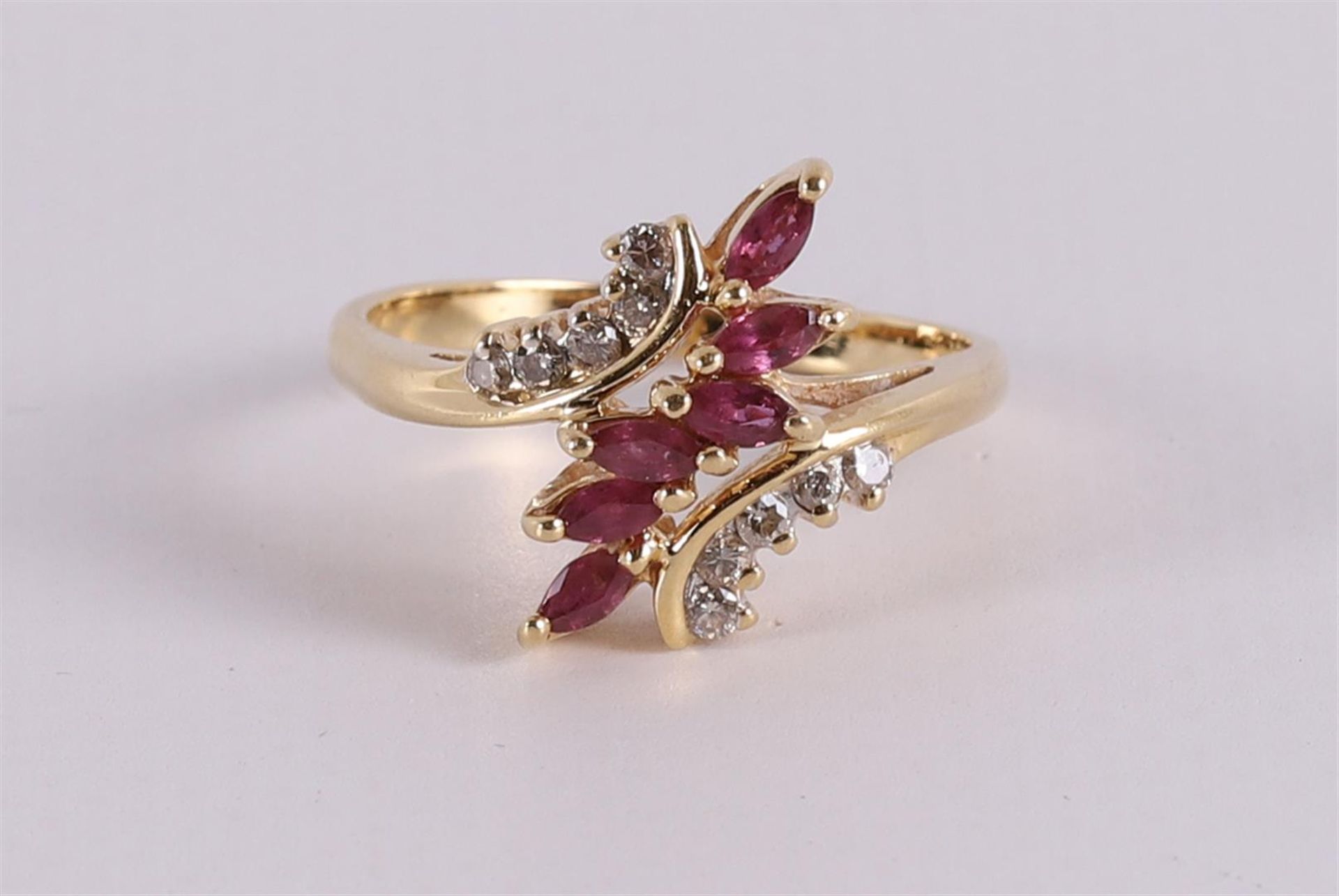 An 18 kt gold fantasy ring with 6 marquise cut rubies