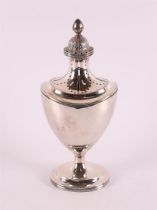 A silver Empire boat-shaped spreader on a profile base with double fillet,