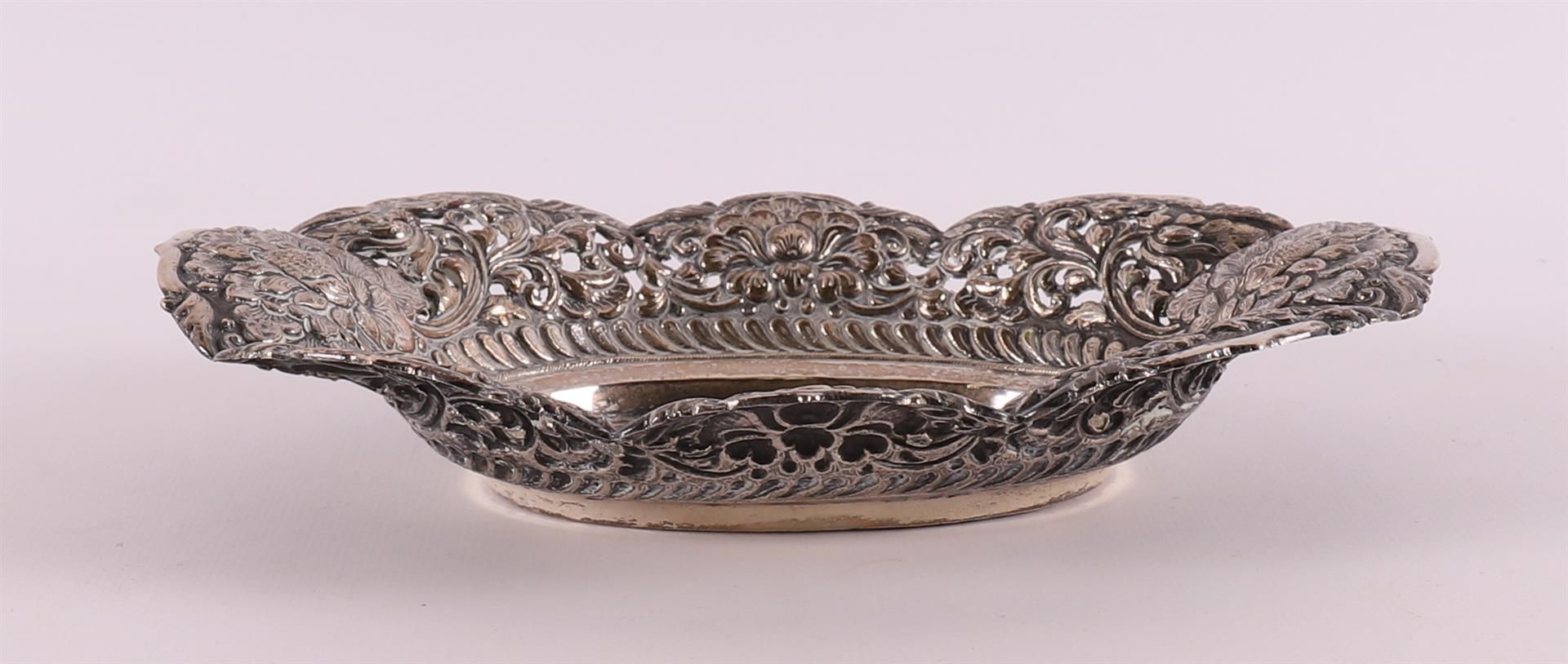 A Djokja 3rd grade 800/1000 silver oval bowl, 1st half 20th century. - Bild 2 aus 4