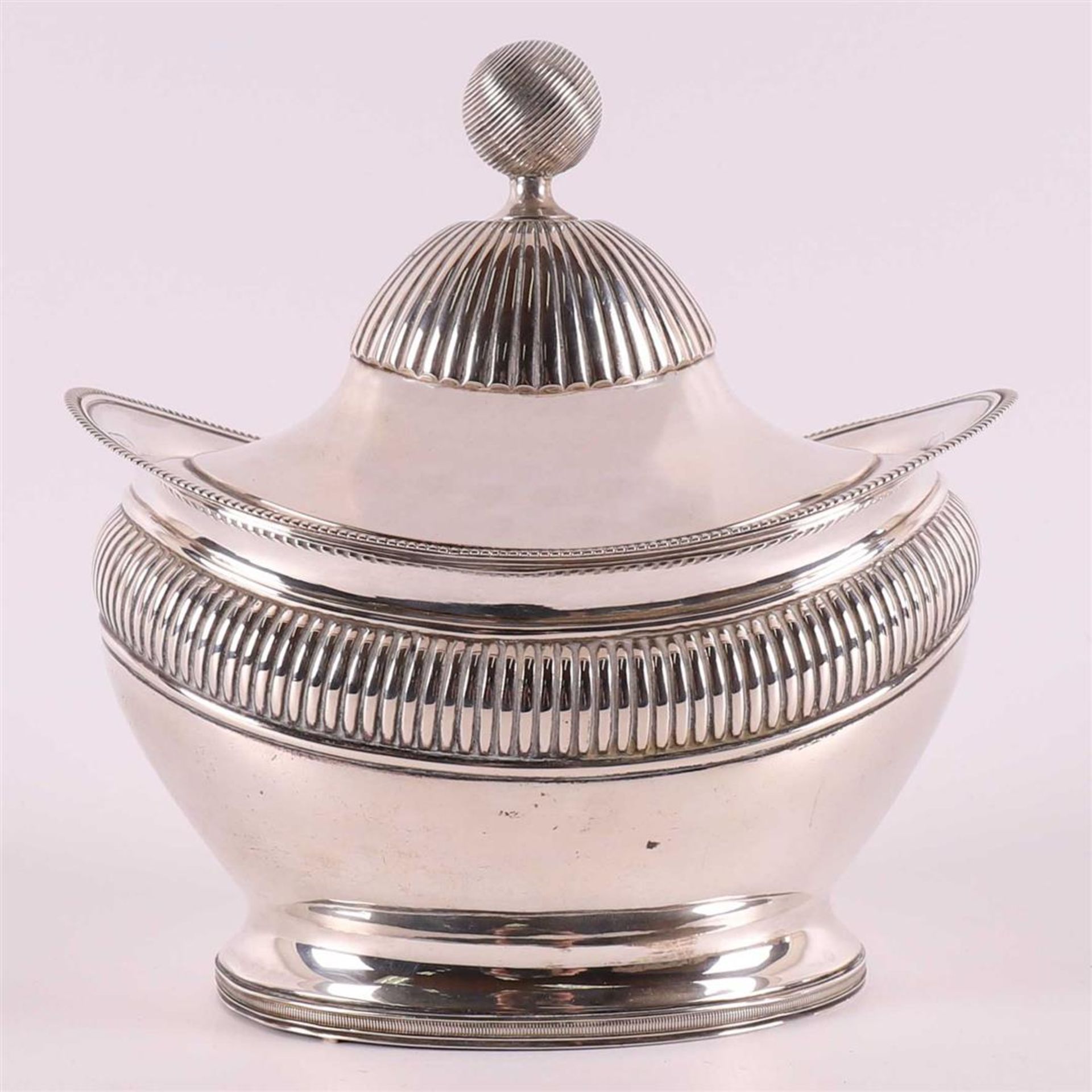 A 1st grade 925/1000 silver Empire boat-shaped tobacco lidded jar,