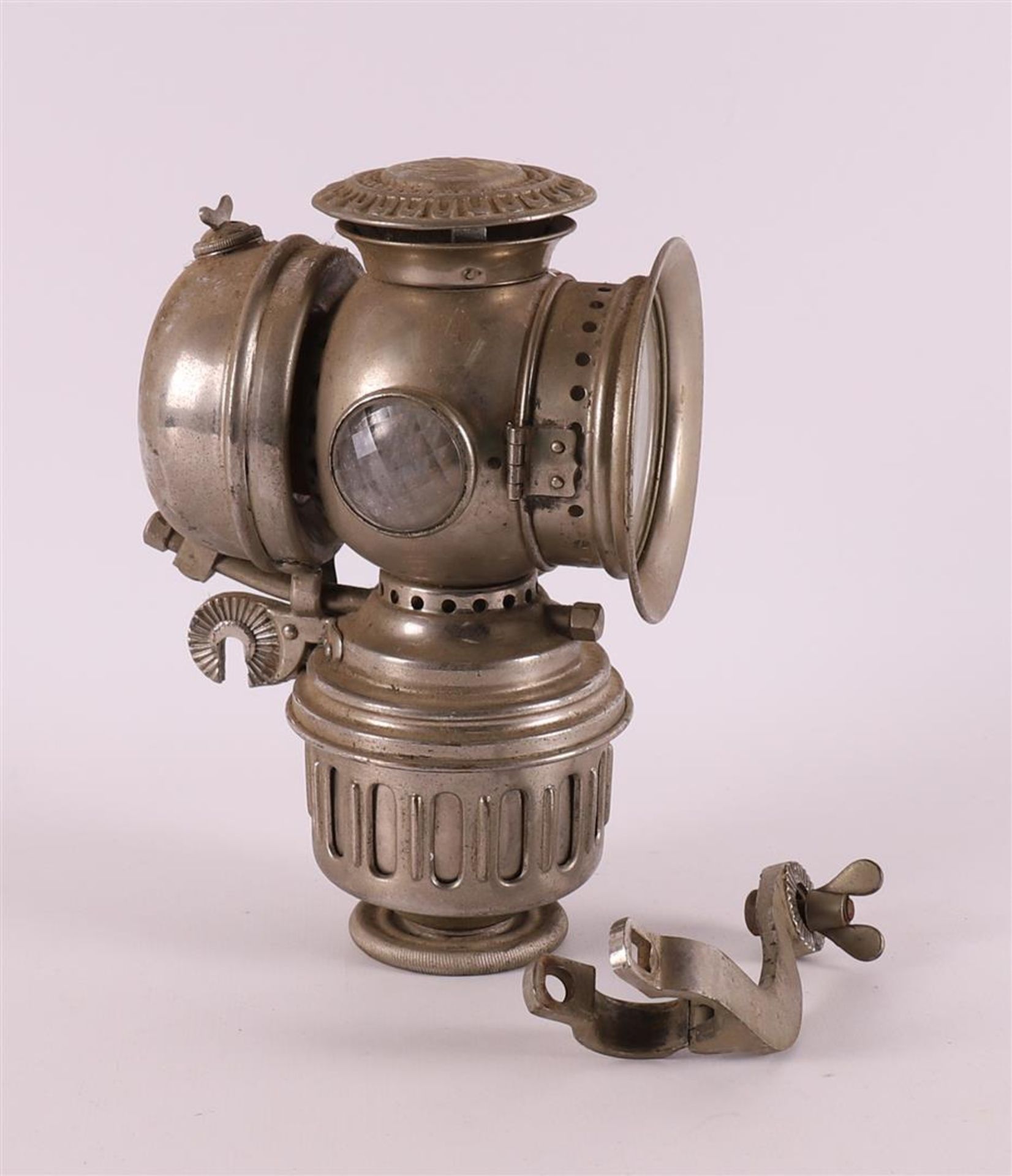 A nickel-plated brass carbit bicycle lantern, early 20th century. - Bild 3 aus 5