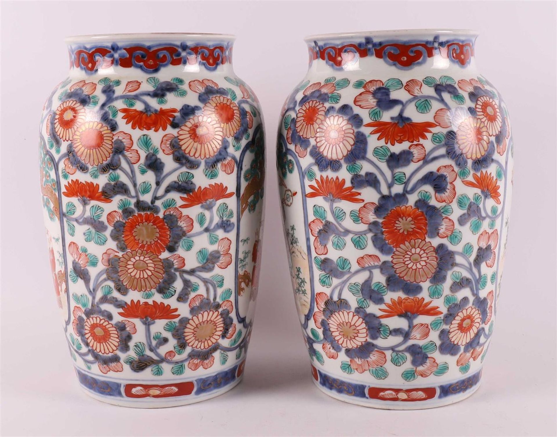A pair of porcelain vases, Japan, Meiji, around 1900. - Bild 3 aus 7