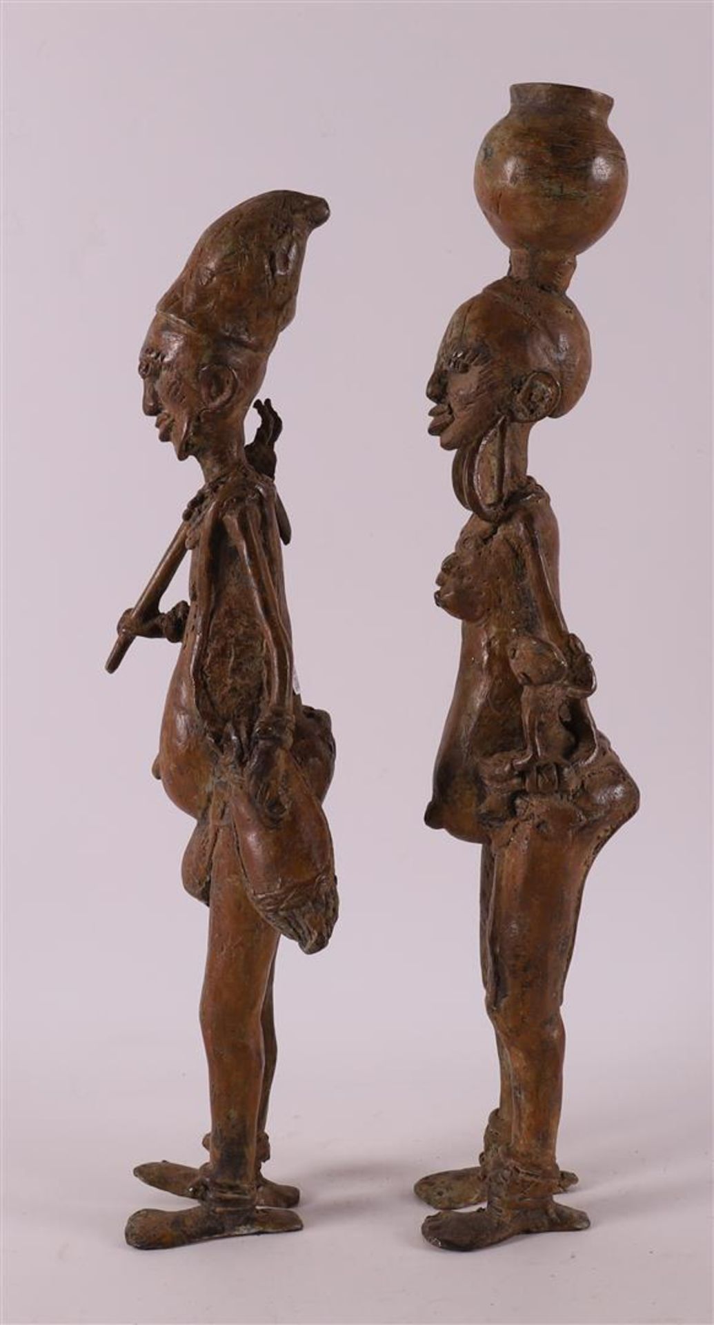 A Benin bronze man and woman, Nigeria, Africa, 2nd half of the 20th century. - Bild 2 aus 4