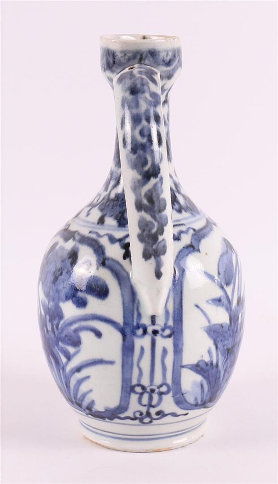 A blue/white porcelain Arita jug, Japan, 18th century. - Bild 4 aus 6