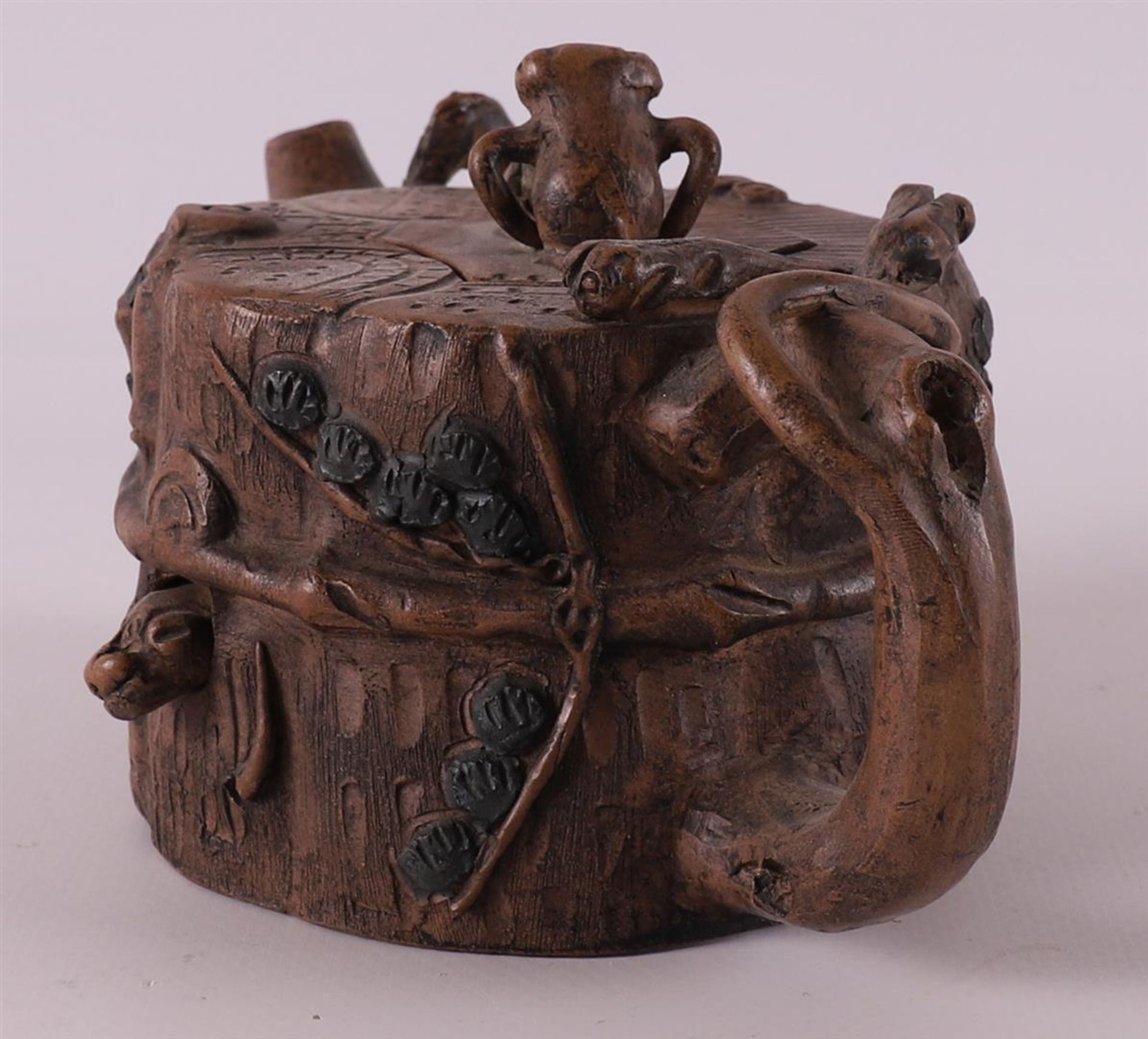 A yixing stoneware tree trunk-shaped teapot, China, 20th century. - Bild 5 aus 11