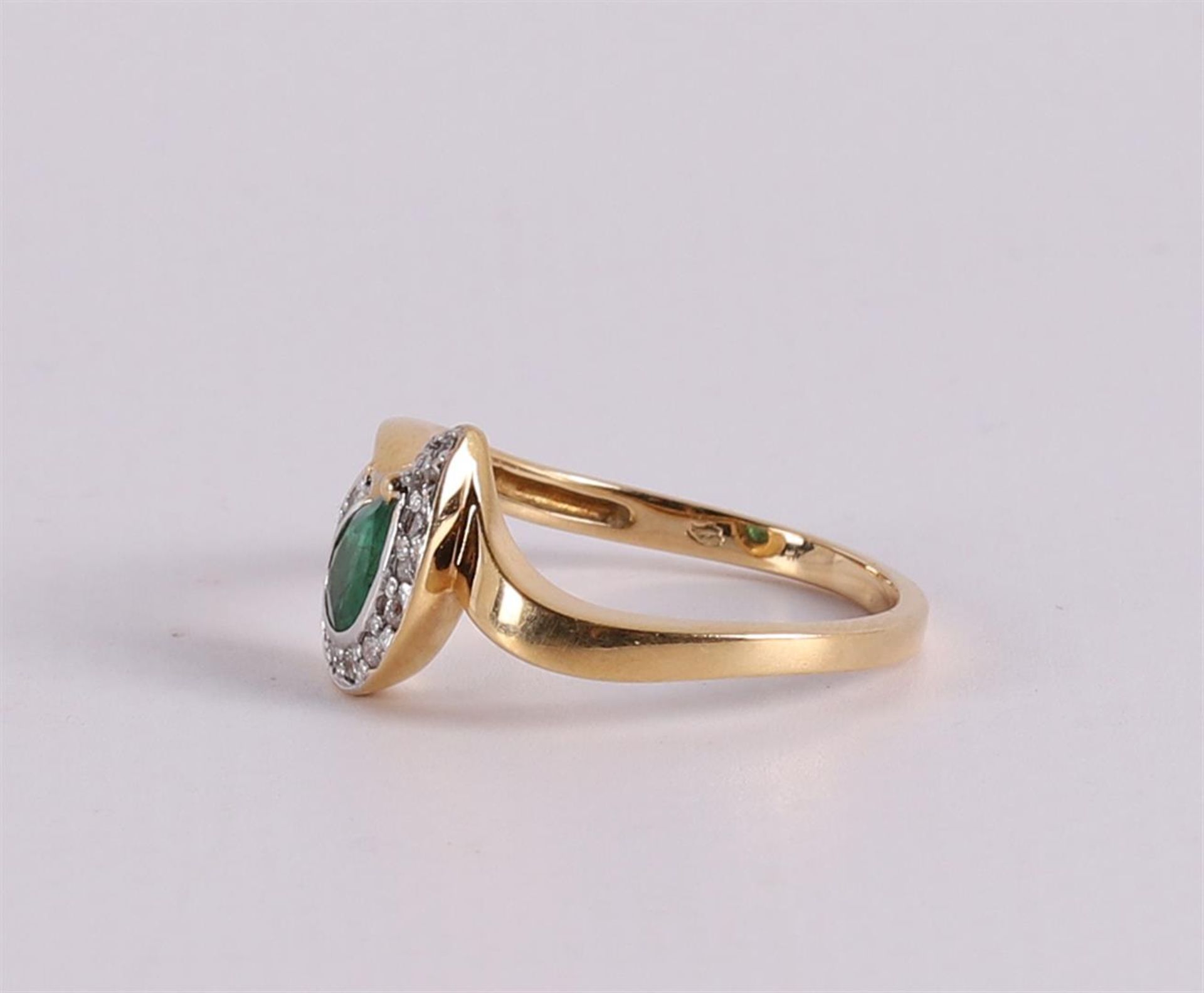 An 18 carat gold ring with an emerald flanked by 12 diamonds - Image 2 of 2