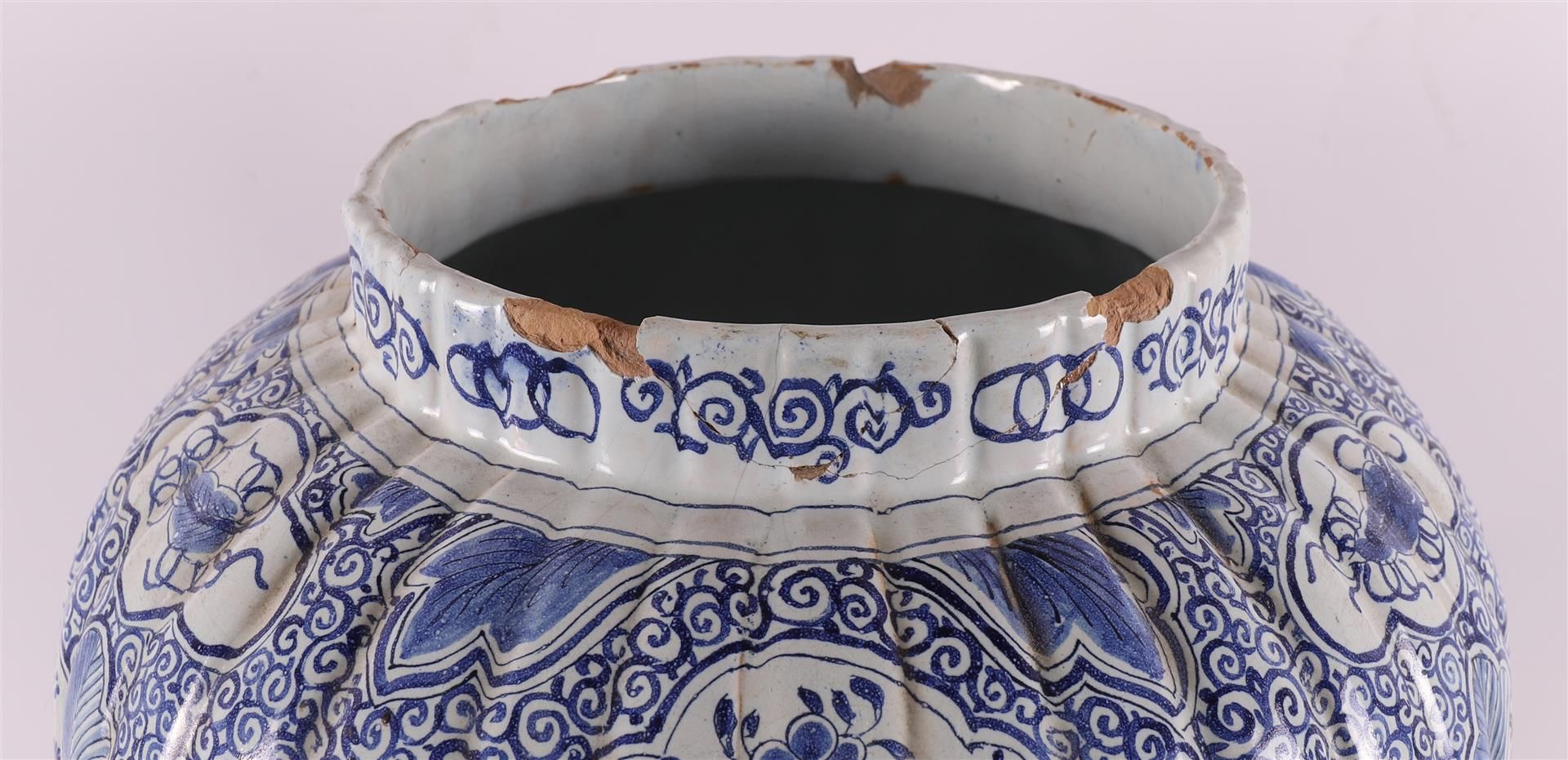 A Delft earthenware vase with lid, 19th/20th century. - Bild 6 aus 10
