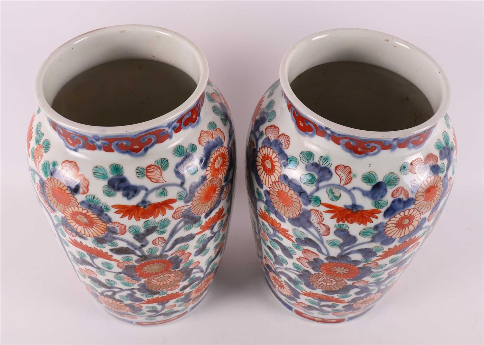 A pair of porcelain vases, Japan, Meiji, around 1900. - Bild 5 aus 7