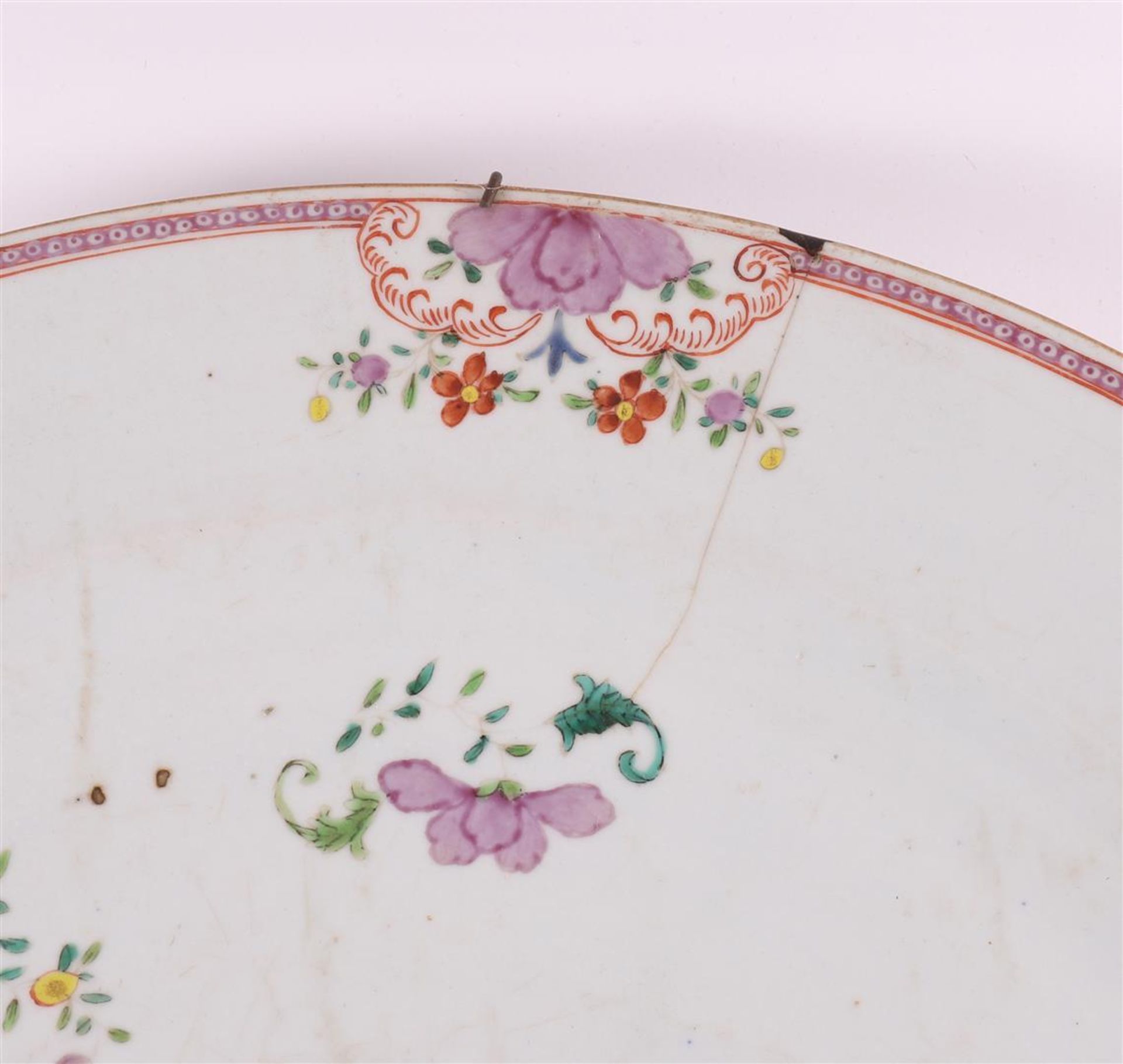 A porcelain Lowestoft dish, China, Qianlong 18th C. - Image 3 of 8