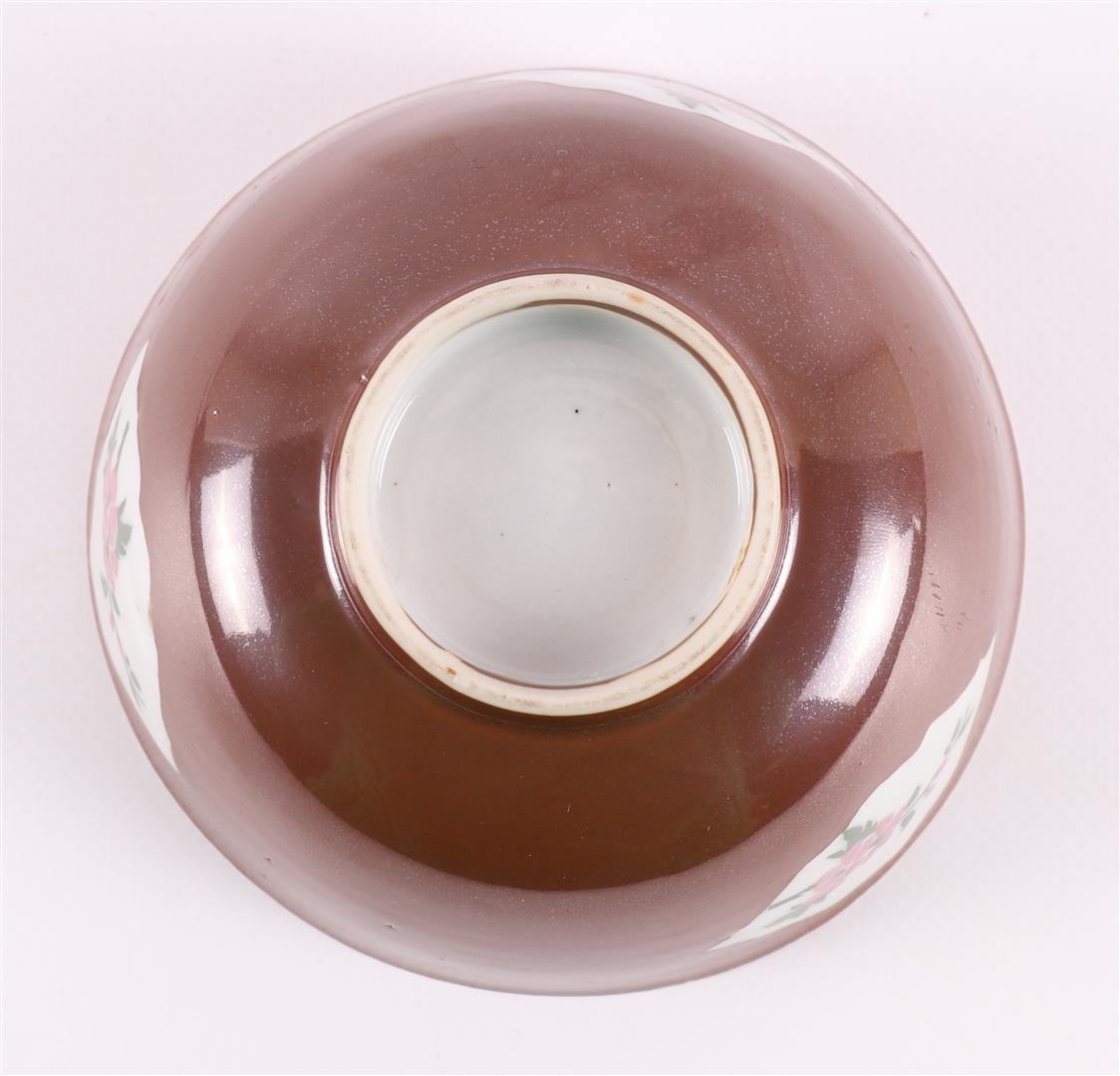 A porcelain Batavia porcelain bowl on stand ring, China, Qiainlong, 18th C. - Image 8 of 8