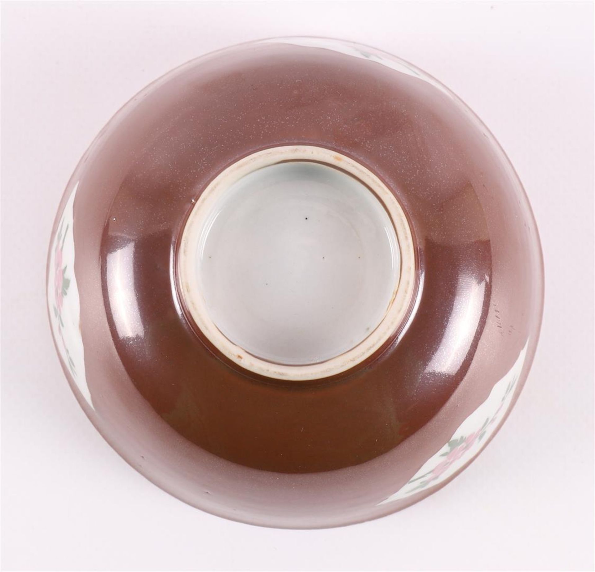 A porcelain Batavia porcelain bowl on stand ring, China, Qiainlong, 18th C. - Bild 8 aus 8