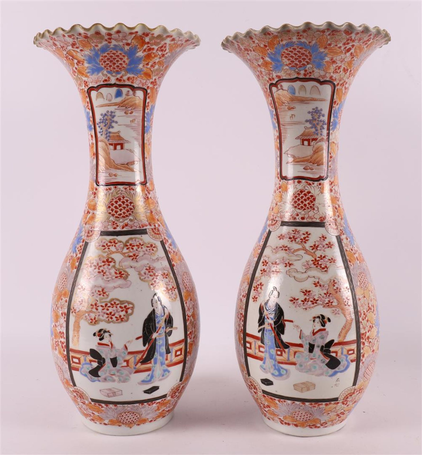 A pair of baluster-shaped porcelain vases with scalloped neck edge, Japan, Meiji - Bild 3 aus 6