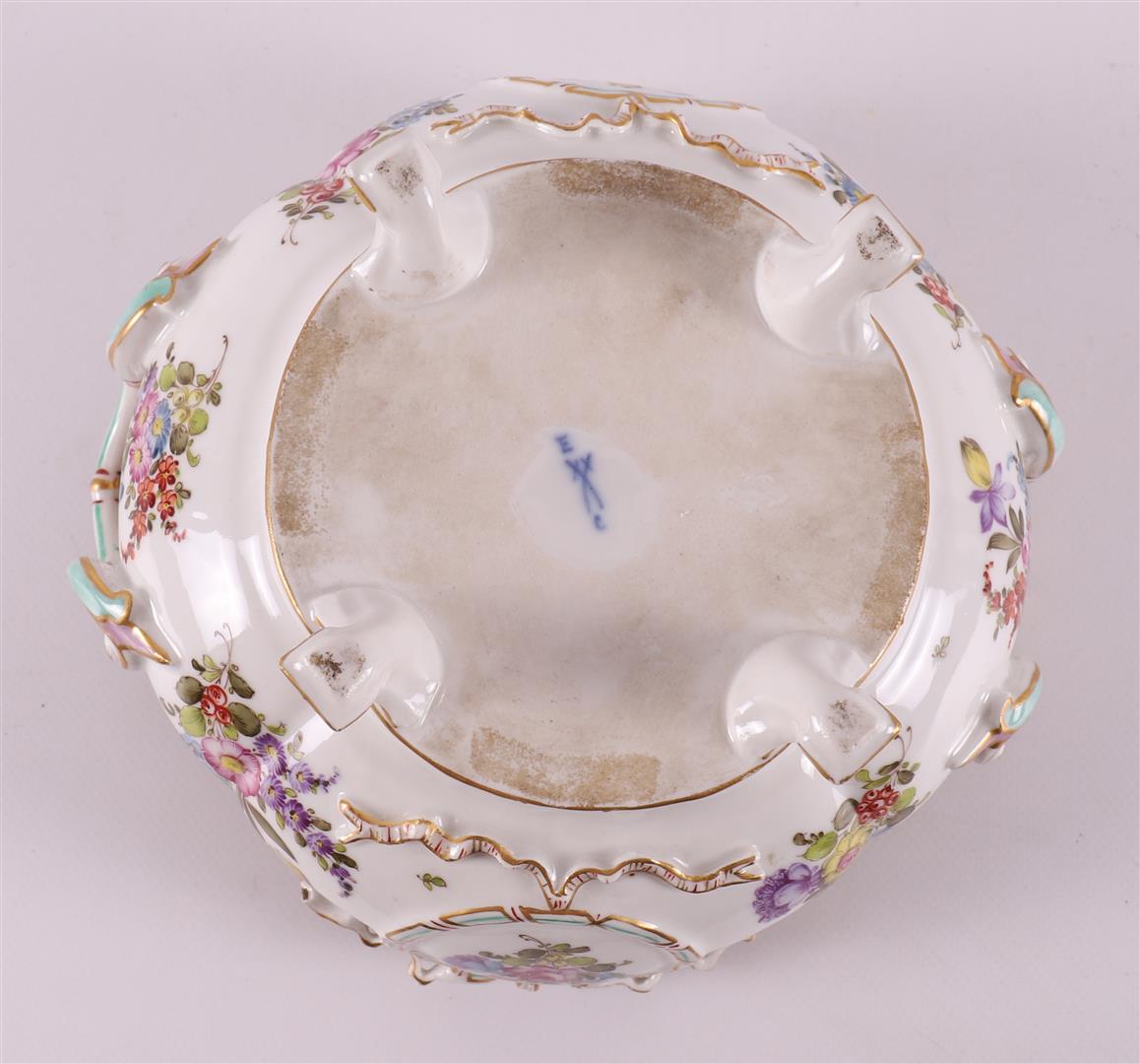 A porcelain fruit bowl, after a Meißen example, Germany, 20th century. - Bild 9 aus 9